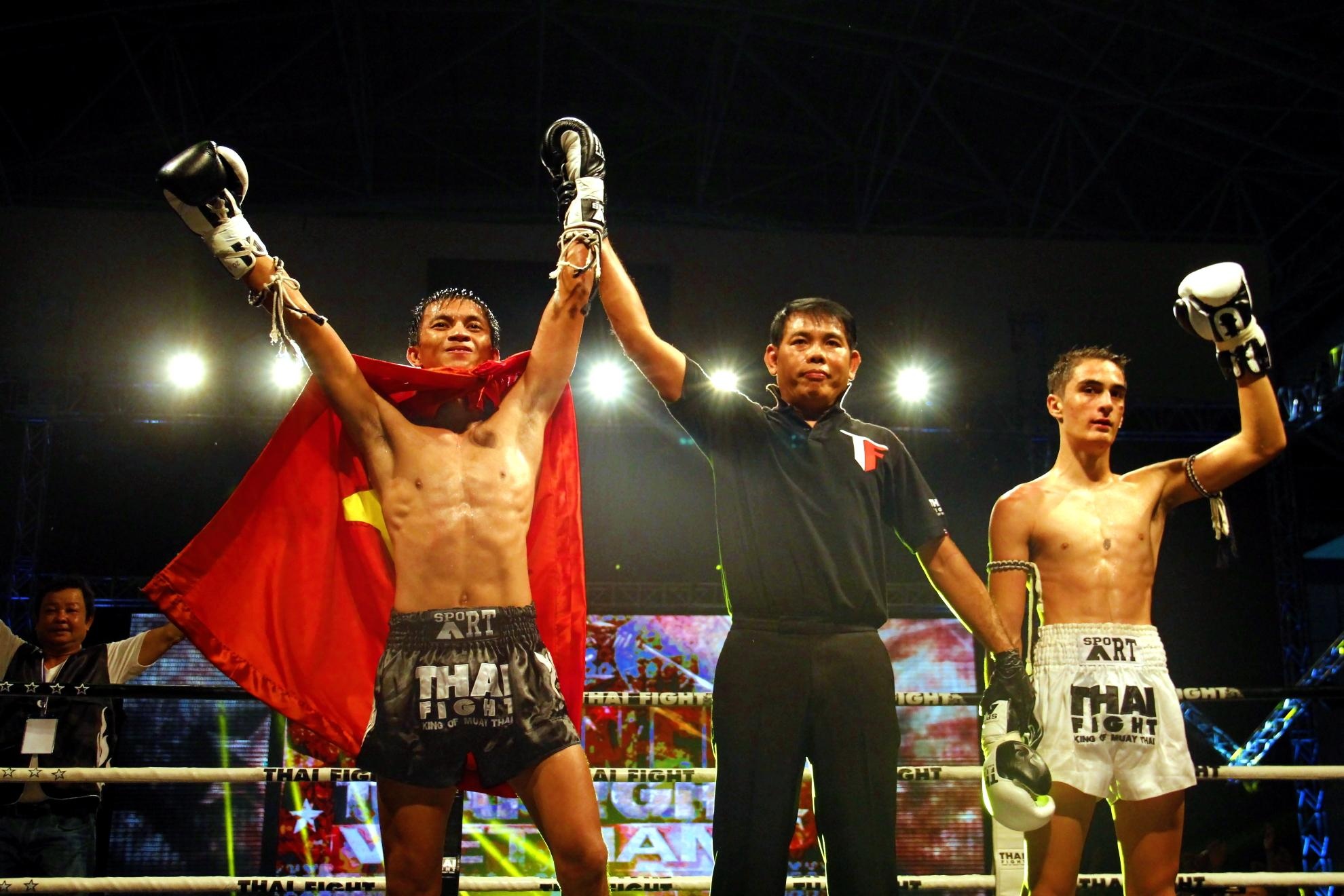 Sau những pha đấu quyết liệt Phú Hiển đã chiến thắng điểm số trước võ sĩ Arkheem Lucchiari (Australia).