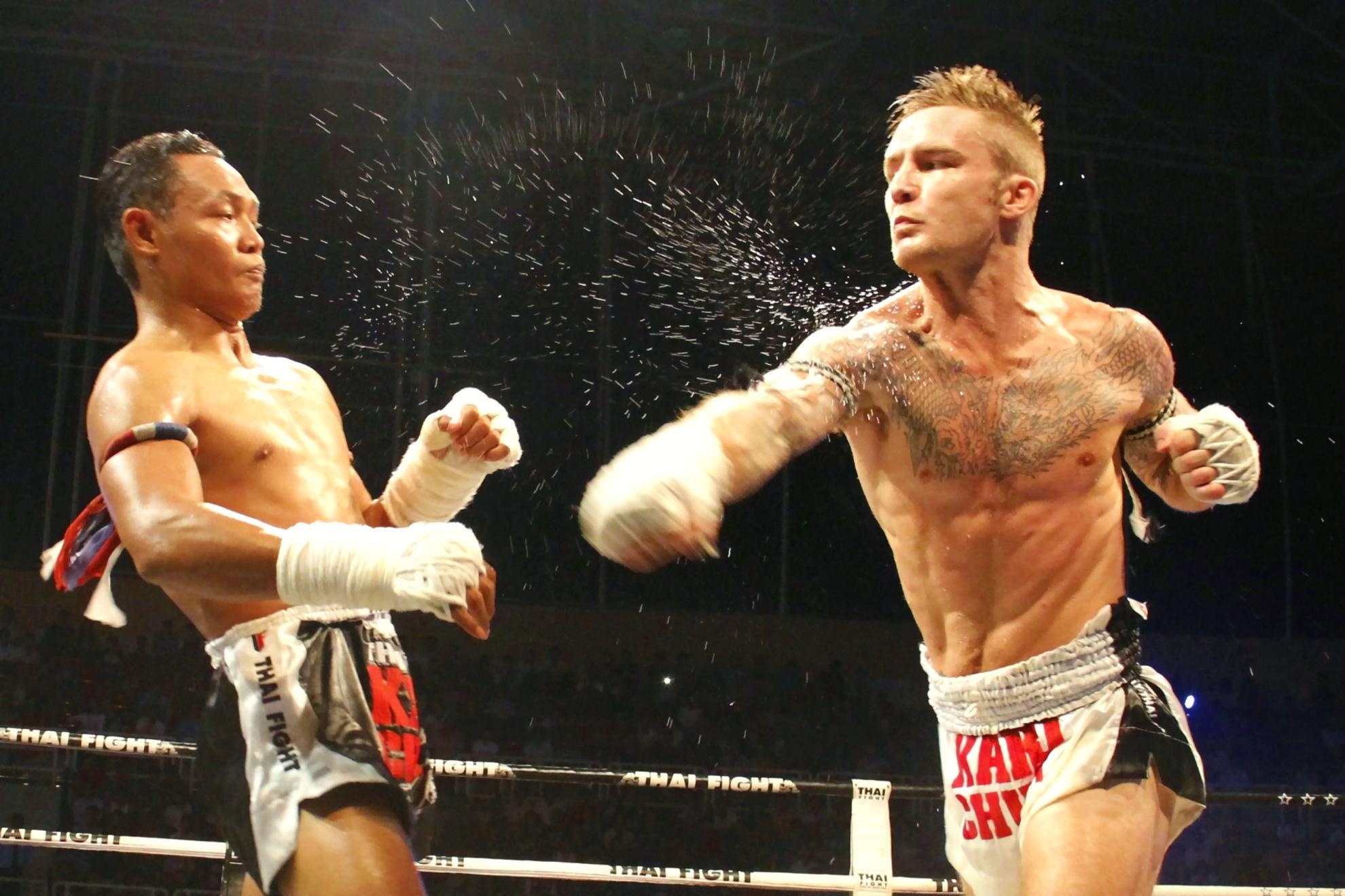 Hình ảnh trận đấu giữa hai võ sĩ Craig Dickson và Saenchai. Craig Dickson liên tục tung ra những cú đấm thẳng đầy uy lực.