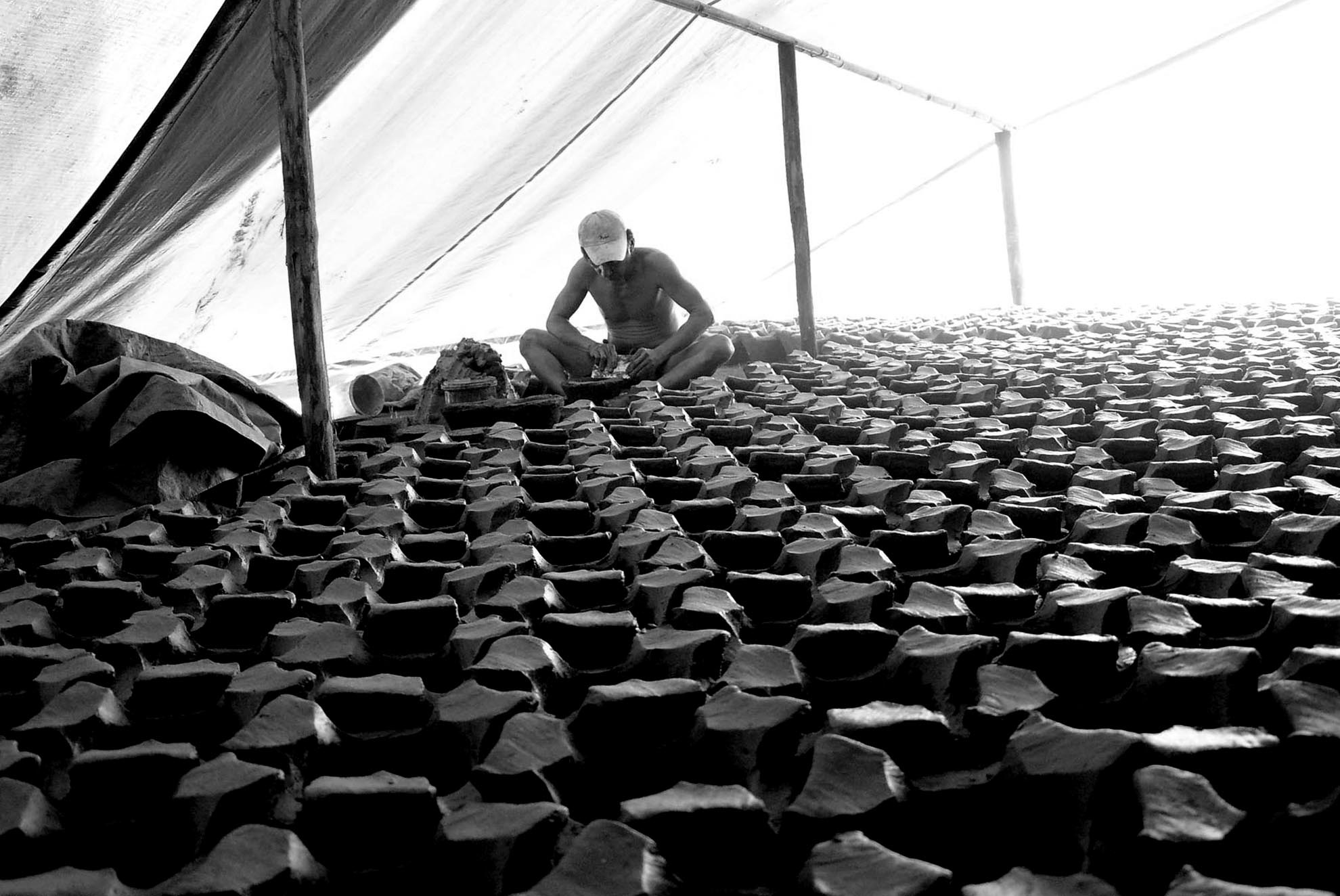 Khâu khó nhất trong quy trình là tạo dáng lò đất, người thợ rải đều lớp chống dính vào khuôn, sau đó cho đất sét vào rồi dùng tay ấn, vuốt liên tục, khéo léo ép đất chặt vào khuôn cho có độ dày đều nhau, rồi đem lò đất phơi nắng cho khô ráo.