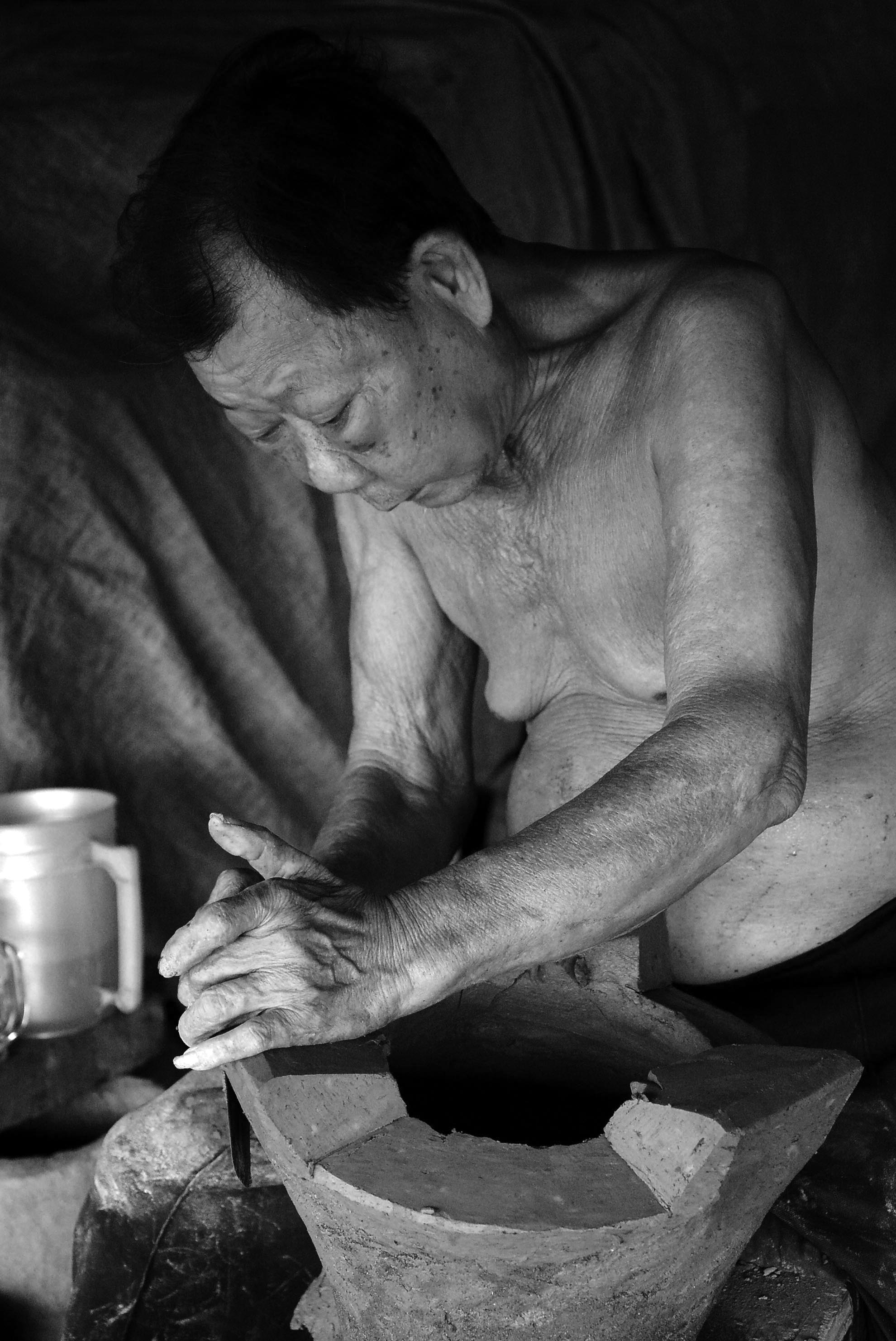 Ông Quyền (68 tuổi), làm việc được khoảng 40 năm nay, ông là một trong những người làm nghề lò gốm lâu năm nhất ở đây.