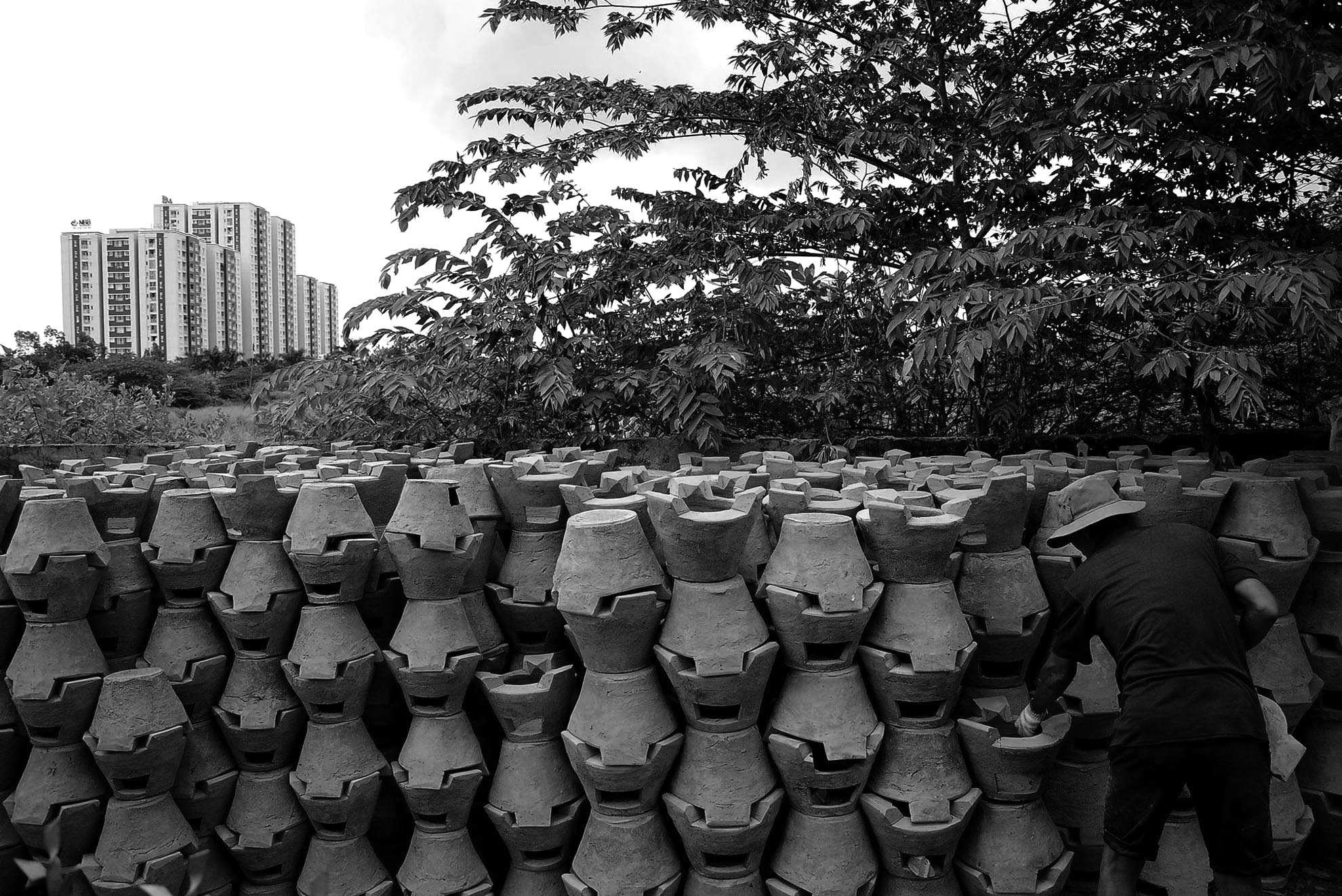 sản phẩm lò đất có 6 loại tùy theo kích cỡ từ nhỏ đến lớn. Giá thành cũng khác nhau, lò đất loại nhỏ có giá 30 ngàn đồng/cái, loại lớn có giá 160 ngàn đồng/cái.