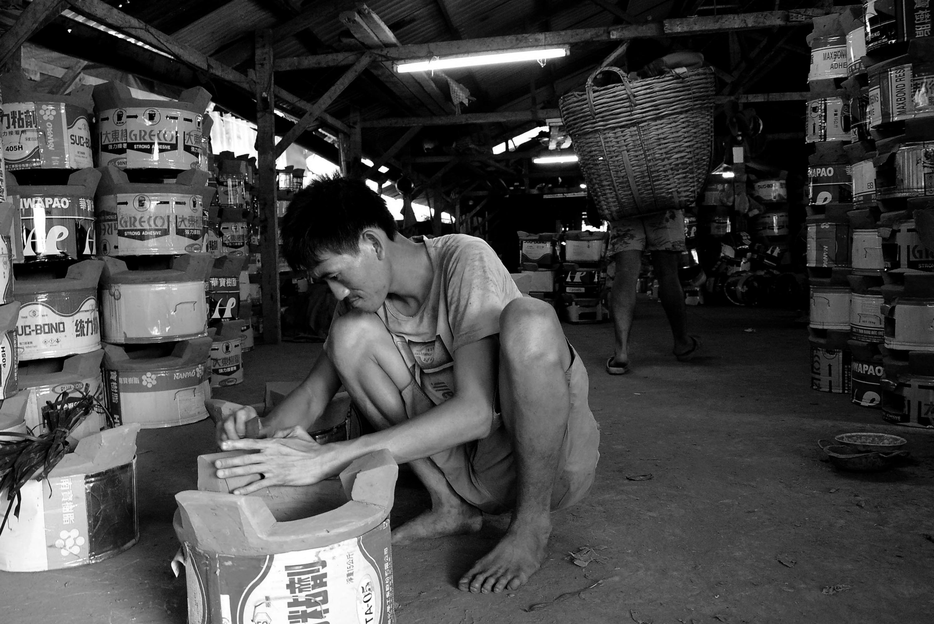 Cơ sở lò gốm Năm Tiếp nằm trên diện tích đất hơn 2.000m2, trung bình mỗi tháng cơ sở của ông tung ra thị trường khoảng 20 ngàn sản phẩm.  Thu nhập của mỗi người thợ được khoảng 5 đến 6 triệu đồng/tháng, giúp họ có tiền để trang trải cuộc sống tốt hơn.