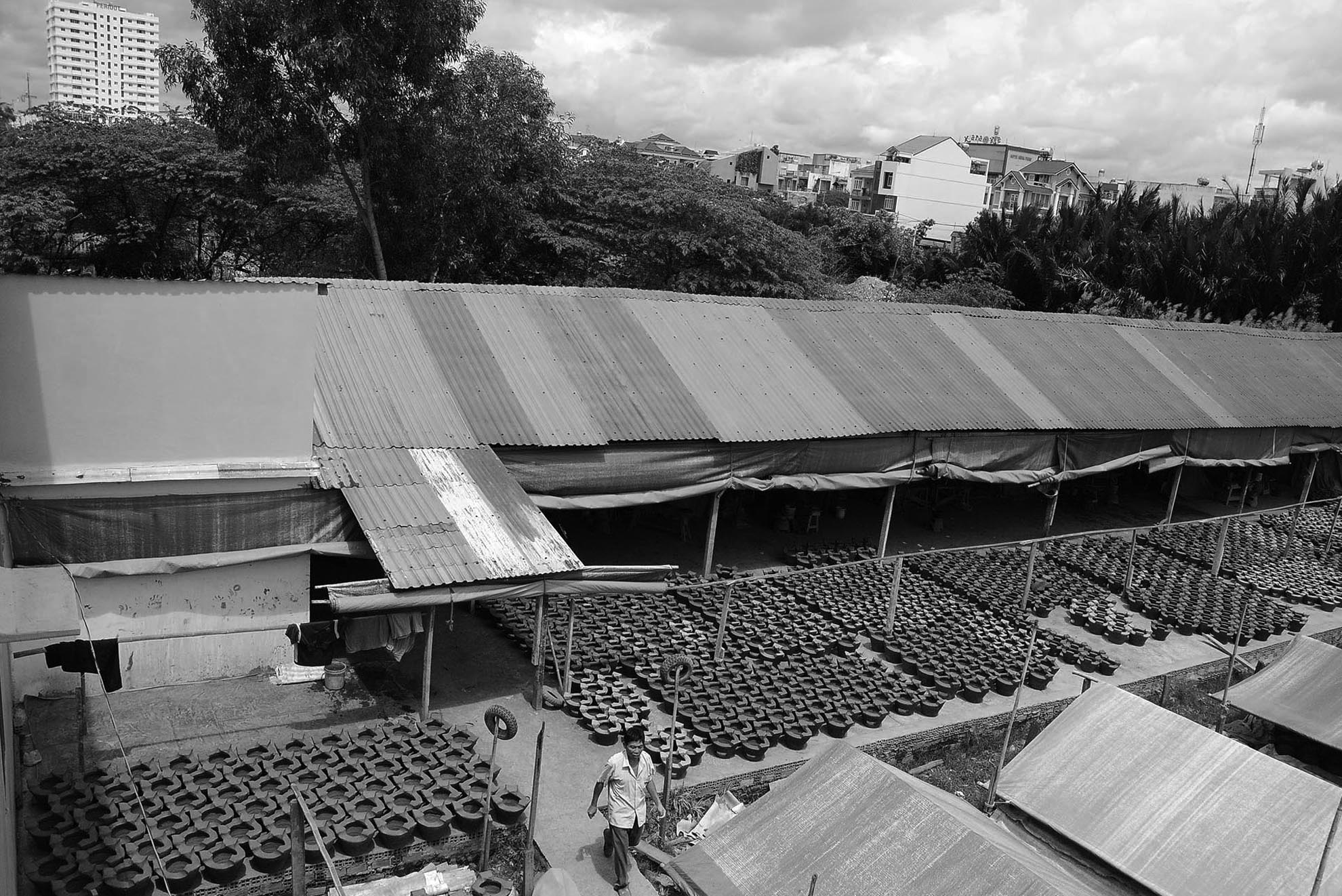 Khoảng những năm 1970, tại kênh Lò Gốm gần khu vực quận 6, quận 8 có một làng chuyên làm nghề lò gốm với khoảng 30 cơ sở, do quá trình đô thị hóa, nhiều cơ sở đã dẹp bỏ, chuyển sang kinh doanh các mặt hàng khác, chỉ còn cơ sở Năm Tiếp vẫn còn hoạt động cho đến ngày nay.