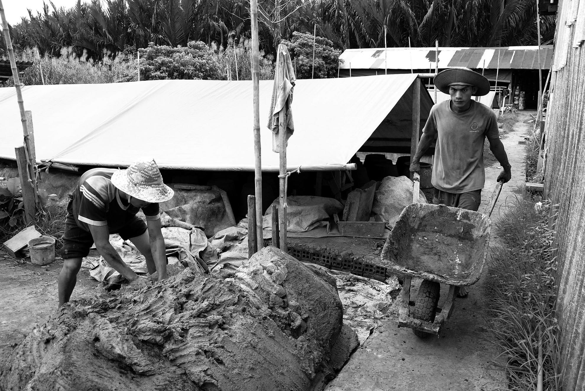 Do đất bị quy hoạch làm nhà ở, xây dựng đường xá nên nguồn nguyên liệu cũng cạn kiệt. Vì thế đất sét, vỏ trấu, xơ dừa phải vận chuyển từ Long An về đây để sản xuất. 