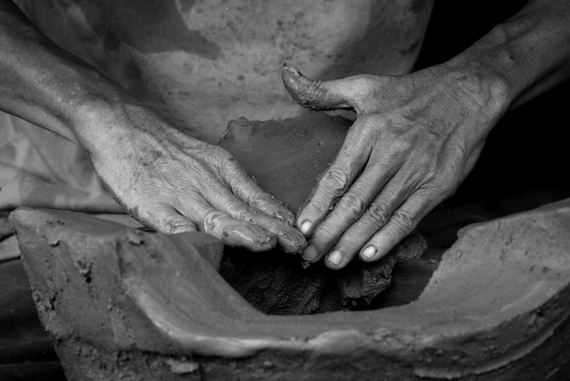 Cơ sở hiện có hơn 30 nhân công làm việc thường xuyên, trong đó có trên chục người có thâm niên cao, nhiều kinh nghiệm, đồng thời có cả sự tỉ mỉ, kiên trì, nhẫn nại và chính họ là những người làm nên hình hài, cái cốt, cái hồn của lò gốm. 