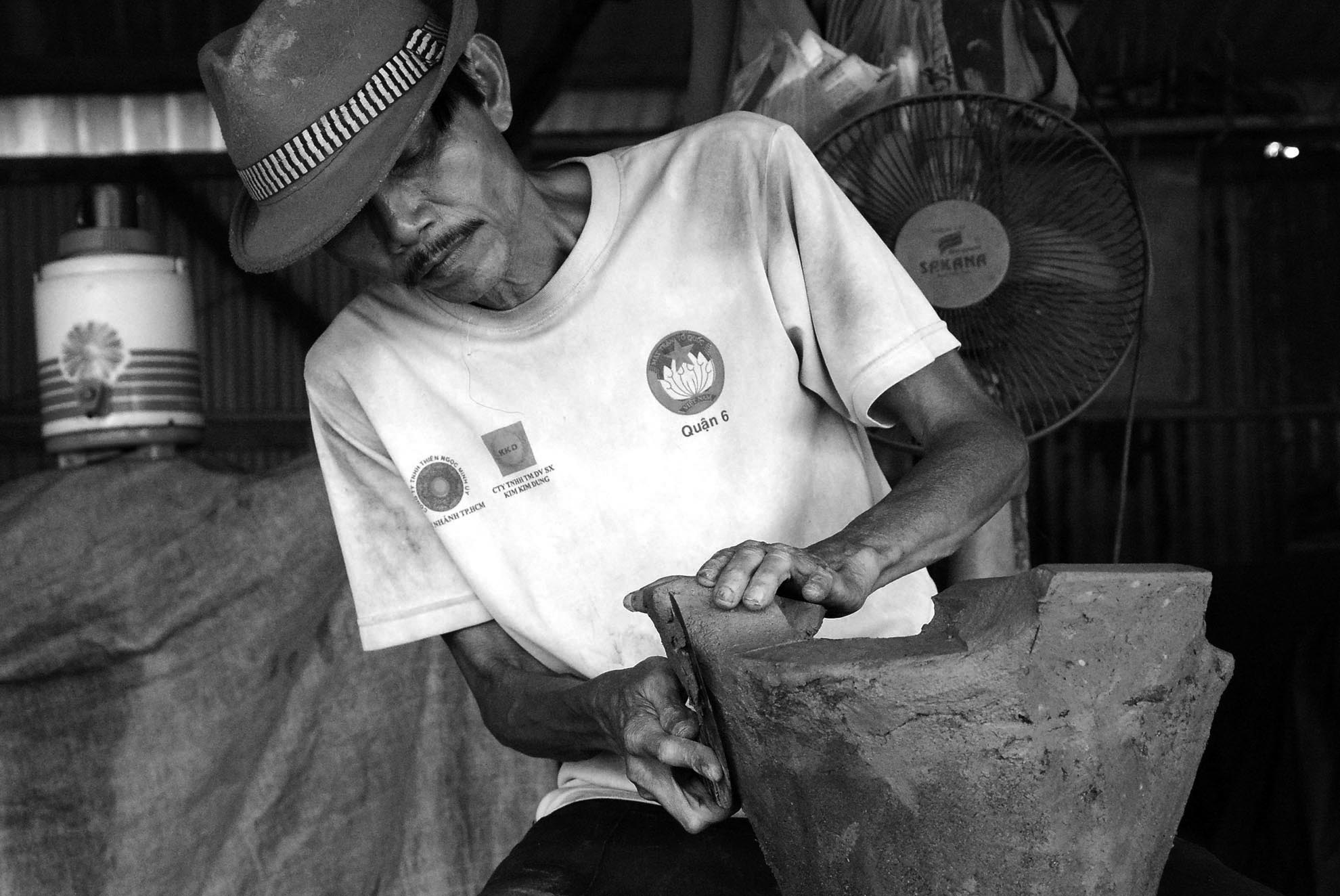 Ông Nguyễn Văn Thuận (52 tuổi), làm nghề gần 30 năm, chia sẻ: “Gắn bó với nghề từ thuở nhỏ, nay tuổi già sức yếu, không có cái nghề này thì không biết lấy gì mà sống. Bây giờ dù có cực đến mấy cũng ráng làm để nuôi con, để truyền lại nghề cho đám trẻ.”