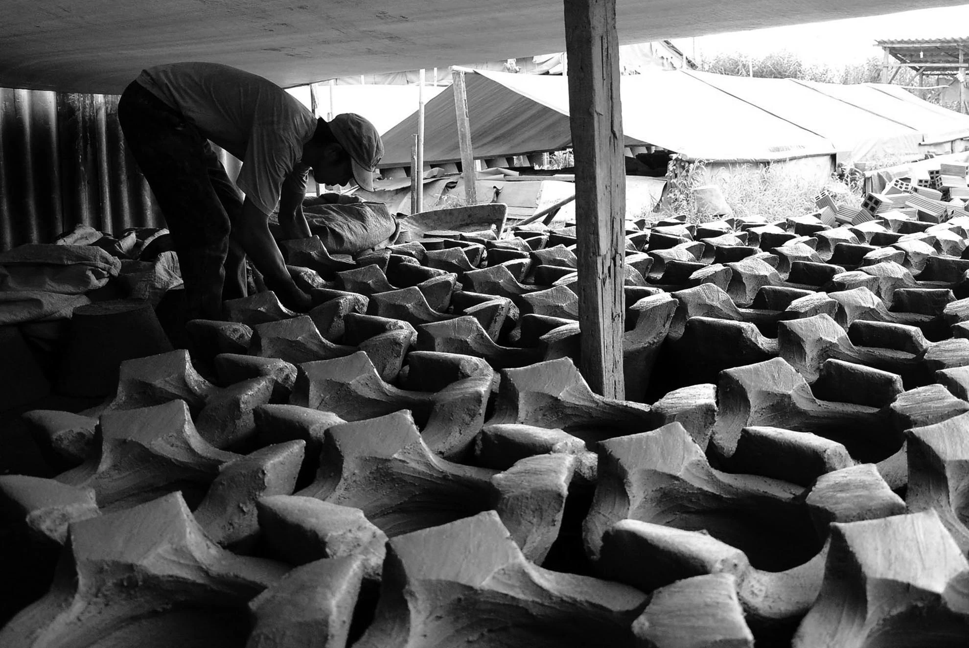 Không chỉ là nơi lưu giữ một làng nghề độc đáo ở Sài Gòn, nơi đây còn giải quyết công ăn việc làm cho những người thợ nghèo khó. Một số người thợ đã ngoài 60, 70 tuổi nhưng vẫn gắn bó với nghề.