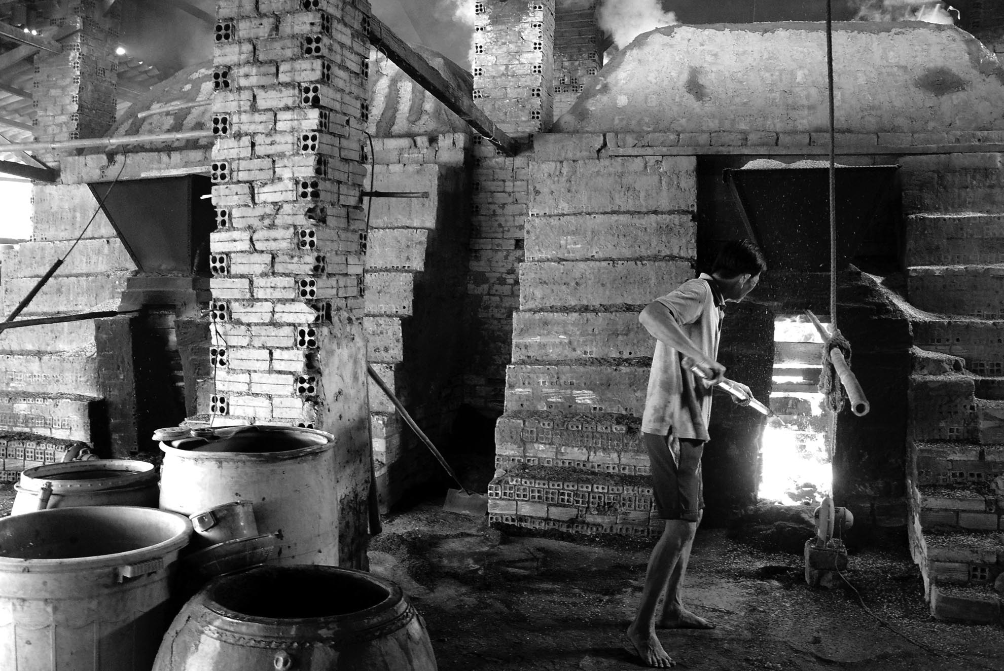 Để cho ra những lò đất bền, đẹp, sắc màu tươi sáng, các nghệ nhân lựa chọn loại đất tốt, sau đó ngâm nước để lắng bỏ tạp chất, nhào trộn với than trấu cho đến khi đất nhuyễn. Trộn than trấu vào đất là để làm tăng độ chịu nhiệt của bếp lò khi nung cũng như giúp lò đất được bền, chắc hơn.