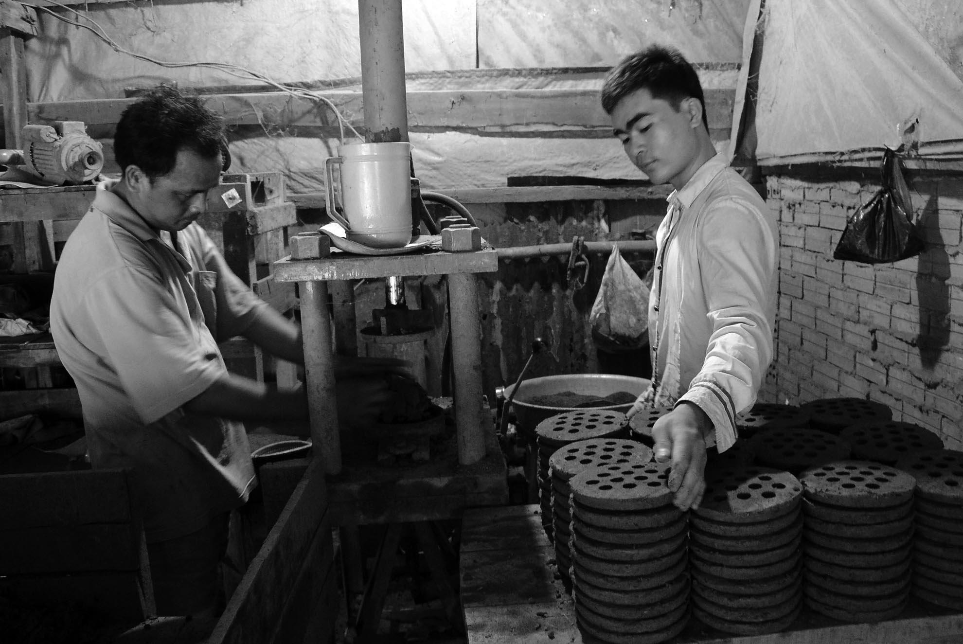 Tiếp đó thợ phụ xắn từng miếng đất sét nguyên liệu thành những phần bằng nhau, vừa đủ cho từng kích cỡ lò, đem ra nắng phơi ráo bớt nước.