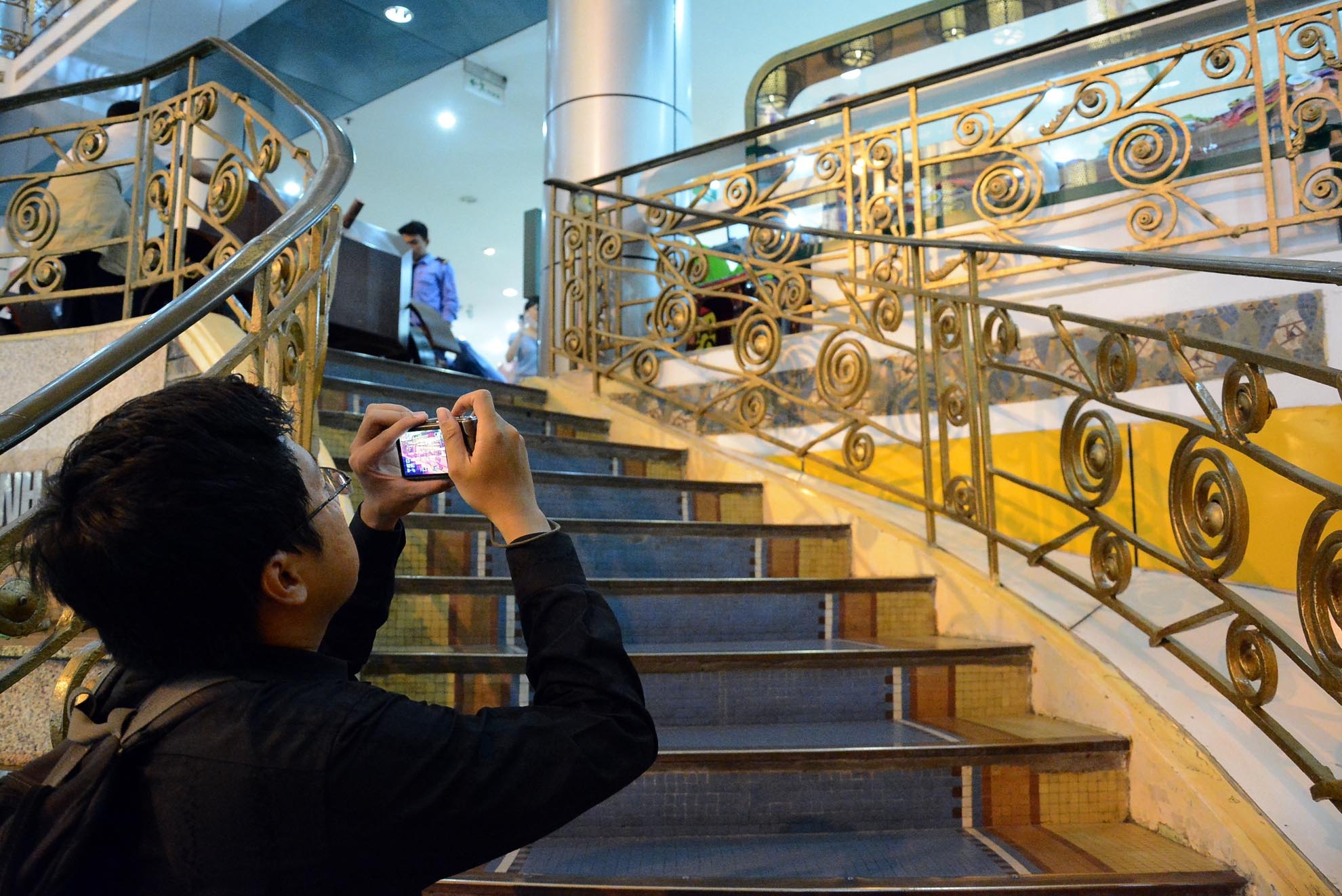 Bạn Mai Nguyên Khôi (26 tuổi), sinh viên khoa kiến trúc - Đại học Văn Lang đến chụp lại những nét kiến trúc độc đáo của Thương xá để phục vụ cho công việc học tập của mình. 