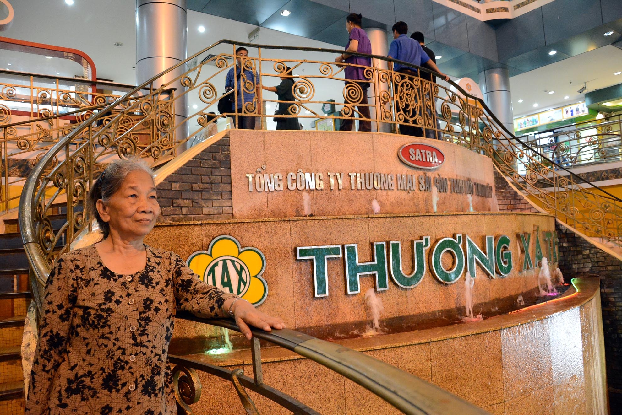 Bác Lê Thị Sâm (69 tuổi) nhà ở quận 1, đến đây từ rất sớm để mua hàng và nhìn ngắm thương xá lần cuối cùng. “Tôi sinh sống ở gần Thương xá Tax từ trước giải phóng, cuối tuần tôi cùng gia đình thường đi mua sắm ở đây, nay thương xá bị đóng cửa tôi rất buồn và tiếc nuối”, bác Sâm tâm sự. 