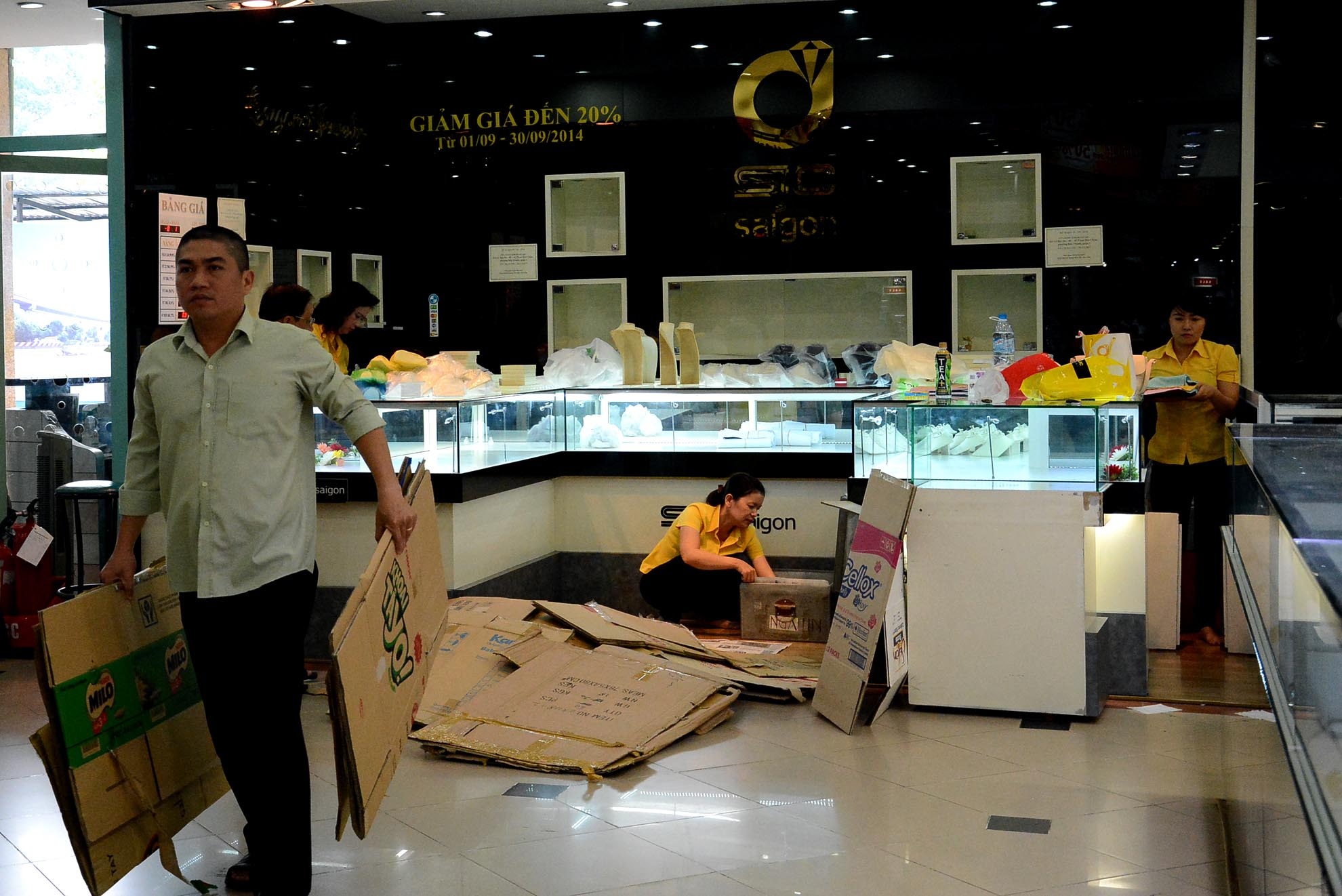 Từ sáng sớm 24/9, một số tiểu thương kinh doanh tại thương xá Tax đã bắt đầu dọn hàng, sắp xếp đồ đạc để trả lại mặt bằng.