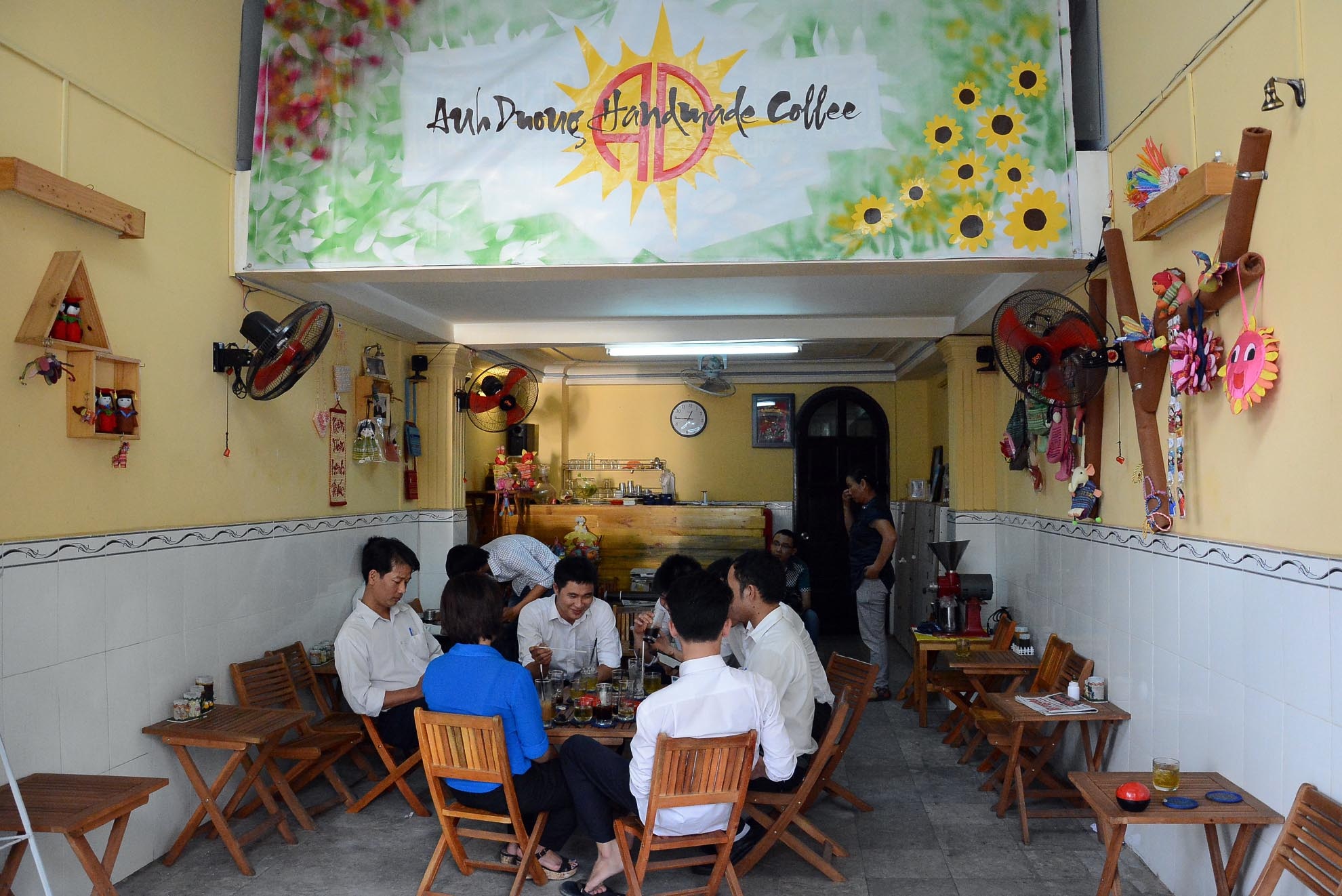 Quán Ánh Dương Handmade coffee nằm trên đường Trần Hưng Đạo, phường 1, quận 5, TP.HCM thu hút nhiều khách đến đây uống cà phê vì không giống những quán bình thường, nơi đây còn trưng bày và bán các sản phẩm làm từ rác như thú nhồi bông, móc khóa, ba lô rất ngộ nghĩch và đáng yêu.