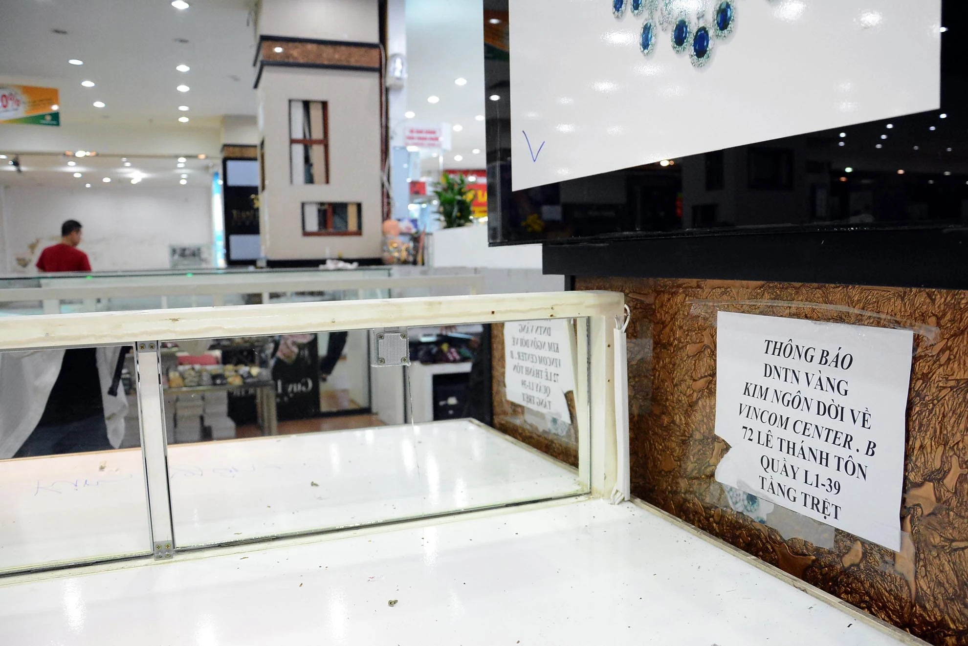 Tờ thông báo của một gian hàng thời trang để lại trên tường với hy vọng những bạn hàng biết địa điểm mới của cửa hàng.