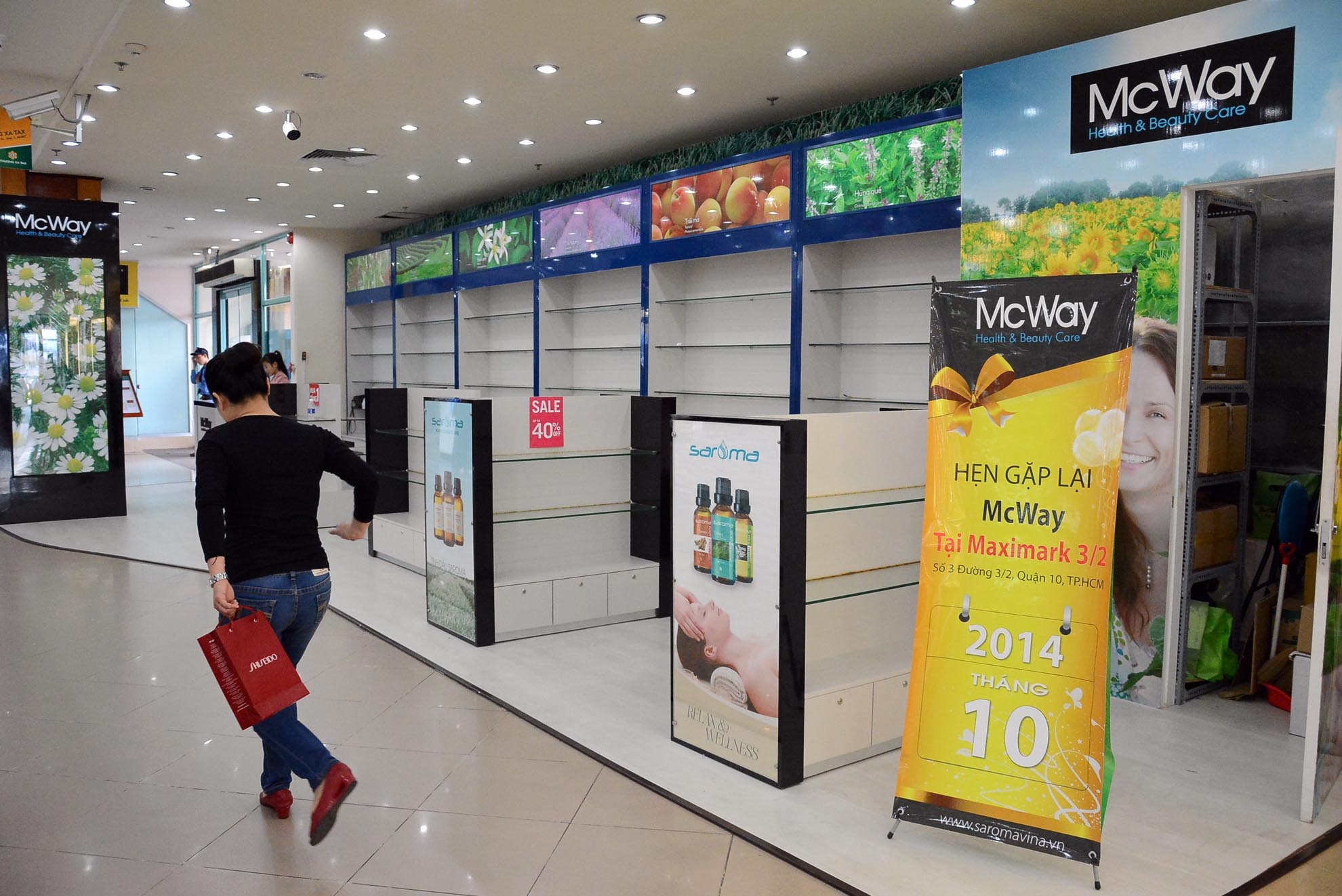 Khách hàng vội vàng rời khỏi thương xá Tax sau khi mua được món hàng giảm giá. Sự vắng lặng ở đây khiến nhiều người cảm thấy xa lạ và buồn bã.