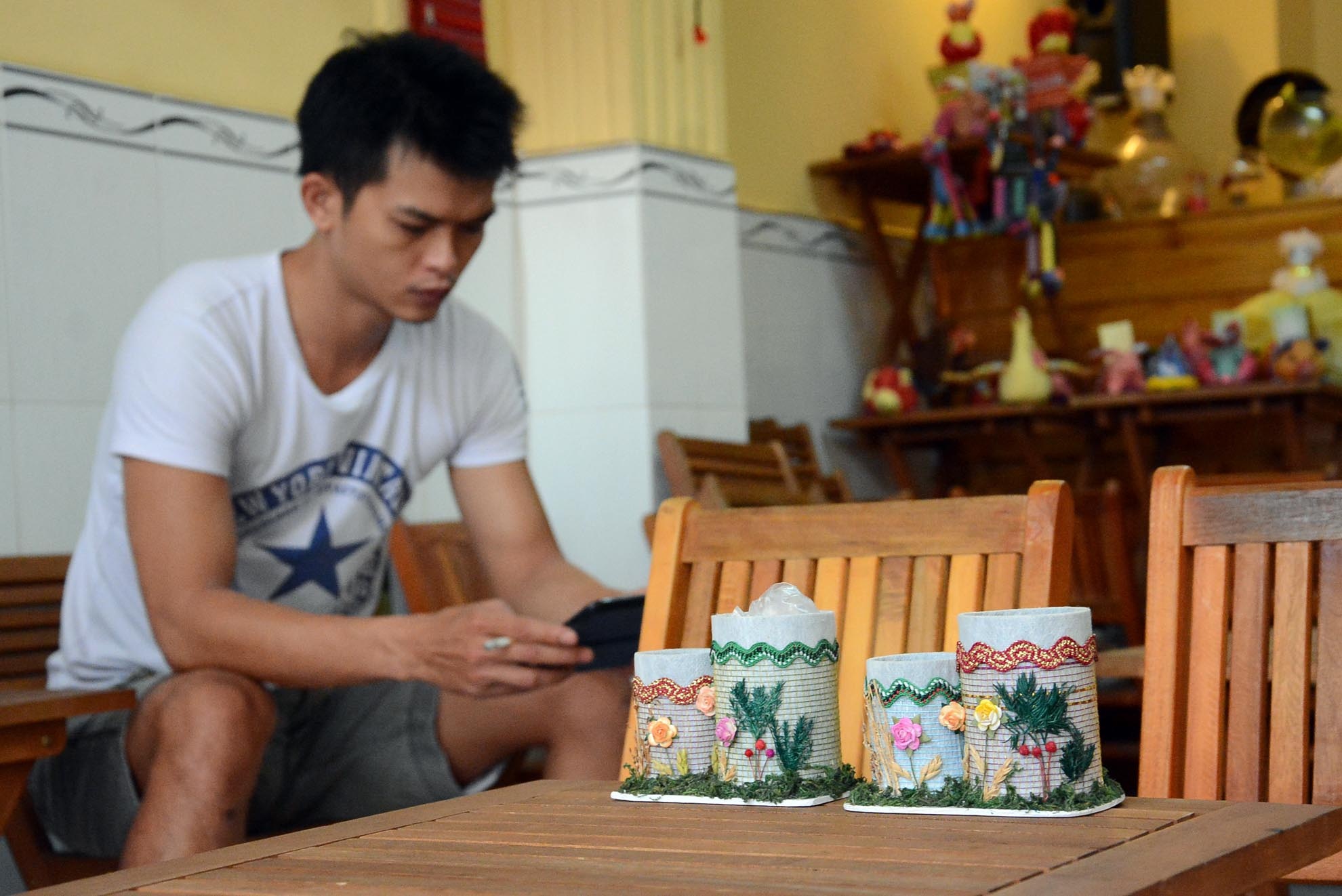 Tuy quán mới mở được khoảng hai tuần, nhưng nhiều người đã tò mò tìm đến để thưởng thức cà phê và tỏ ra thích thú khi nhìn ngắm các sản phẩm độc đáo làm từ rác.