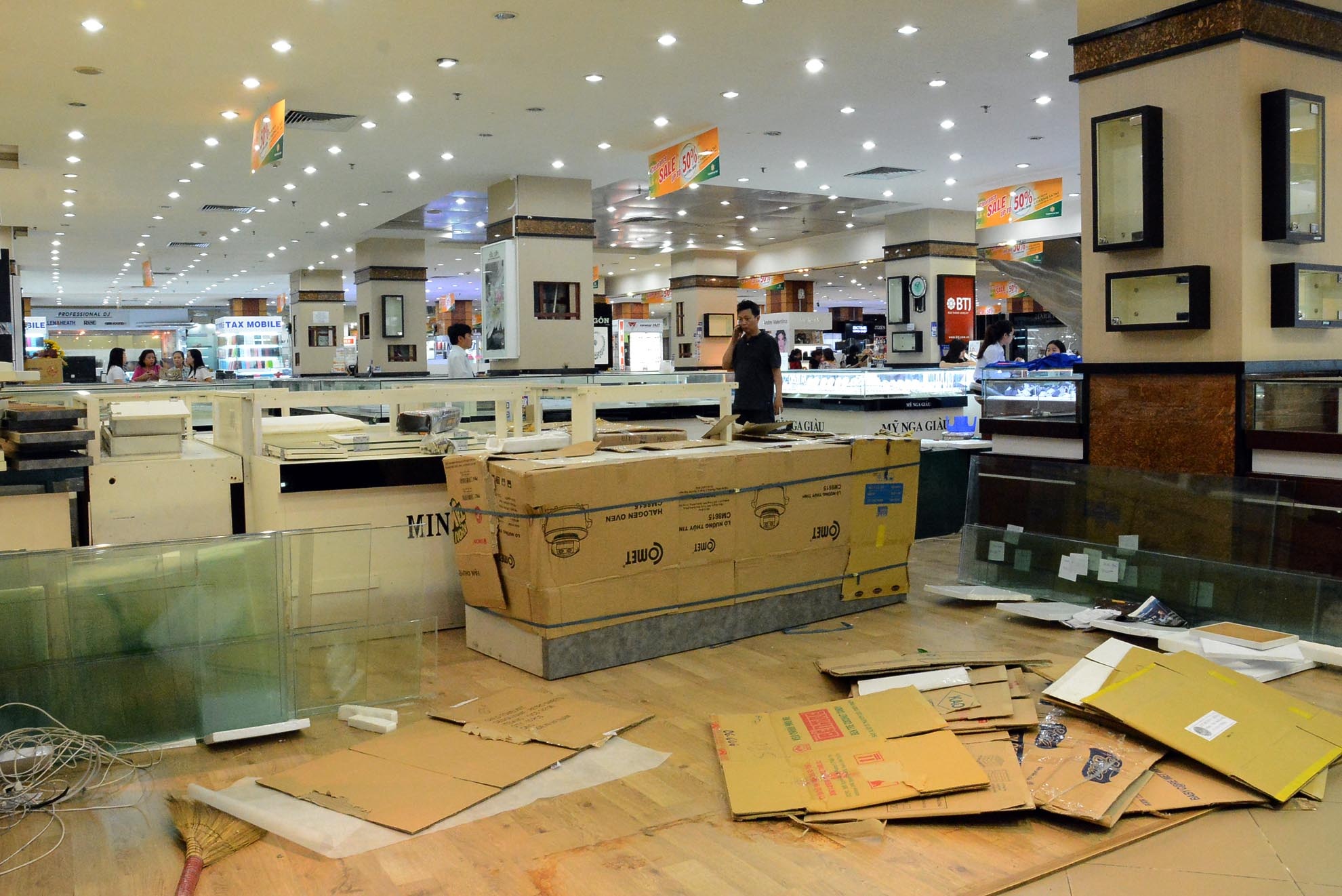 Đến 14h, ngày 25/9/2014, Thương xá Tax sẽ chính thức đóng cửa nên nhiều tiểu thương tranh thủ dọn hàng để trả lại mặt bằng. 