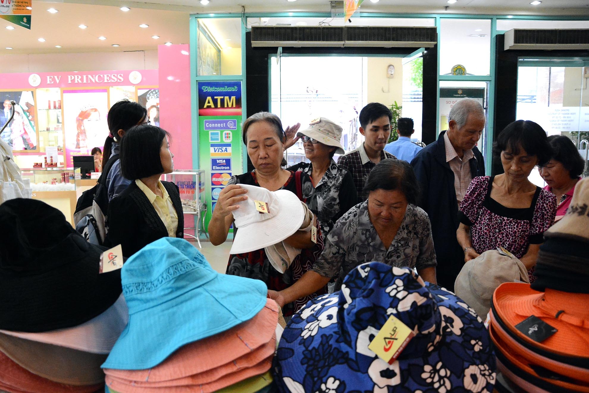 Nhiều người cao tuổi cũng đến thương xá mua hàng giảm giá và thăm quan lần cuối trước khi nó đóng cửa. 