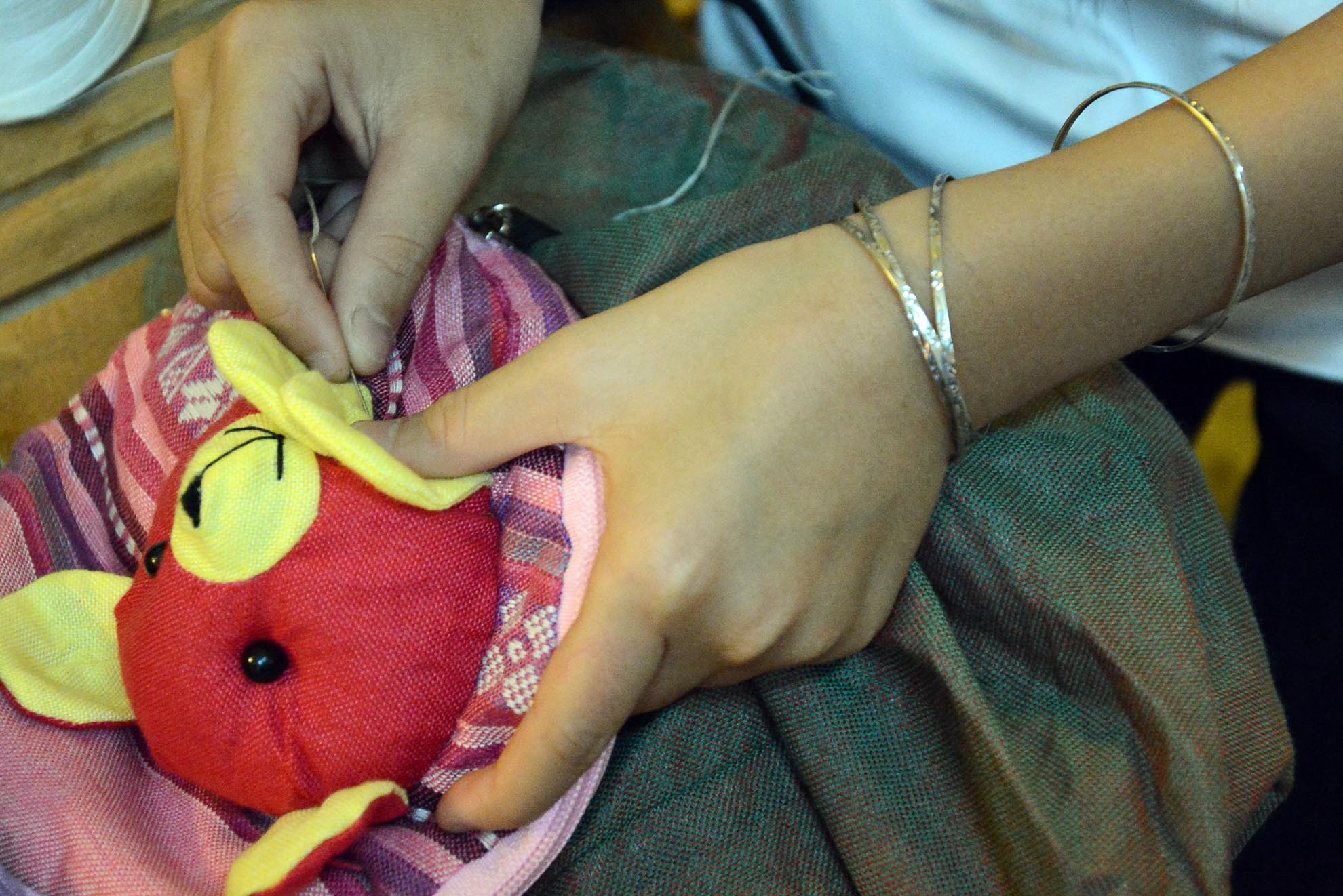 Một số sản phẩm do em tự làm bằng những chai nước ngọt, chai sữa, vỏ gói mỳ tôm hay vải vụn.  