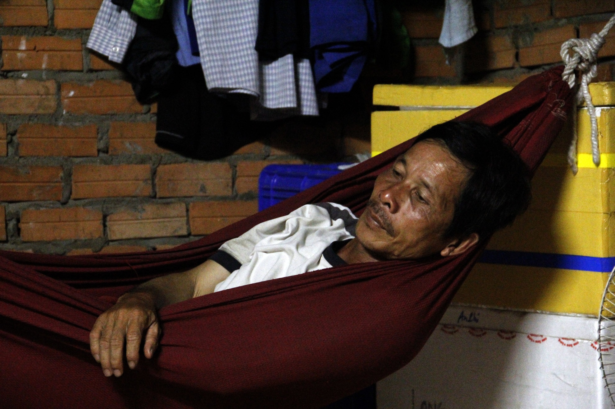 Anh Dậm cũng đầy chán nản khi nói về hoàn cảnh hiện tại. Anh cho biết bây giờ đợi vào quyết định của chính quyền thôi chứ cũng không biết làm gì khác. 