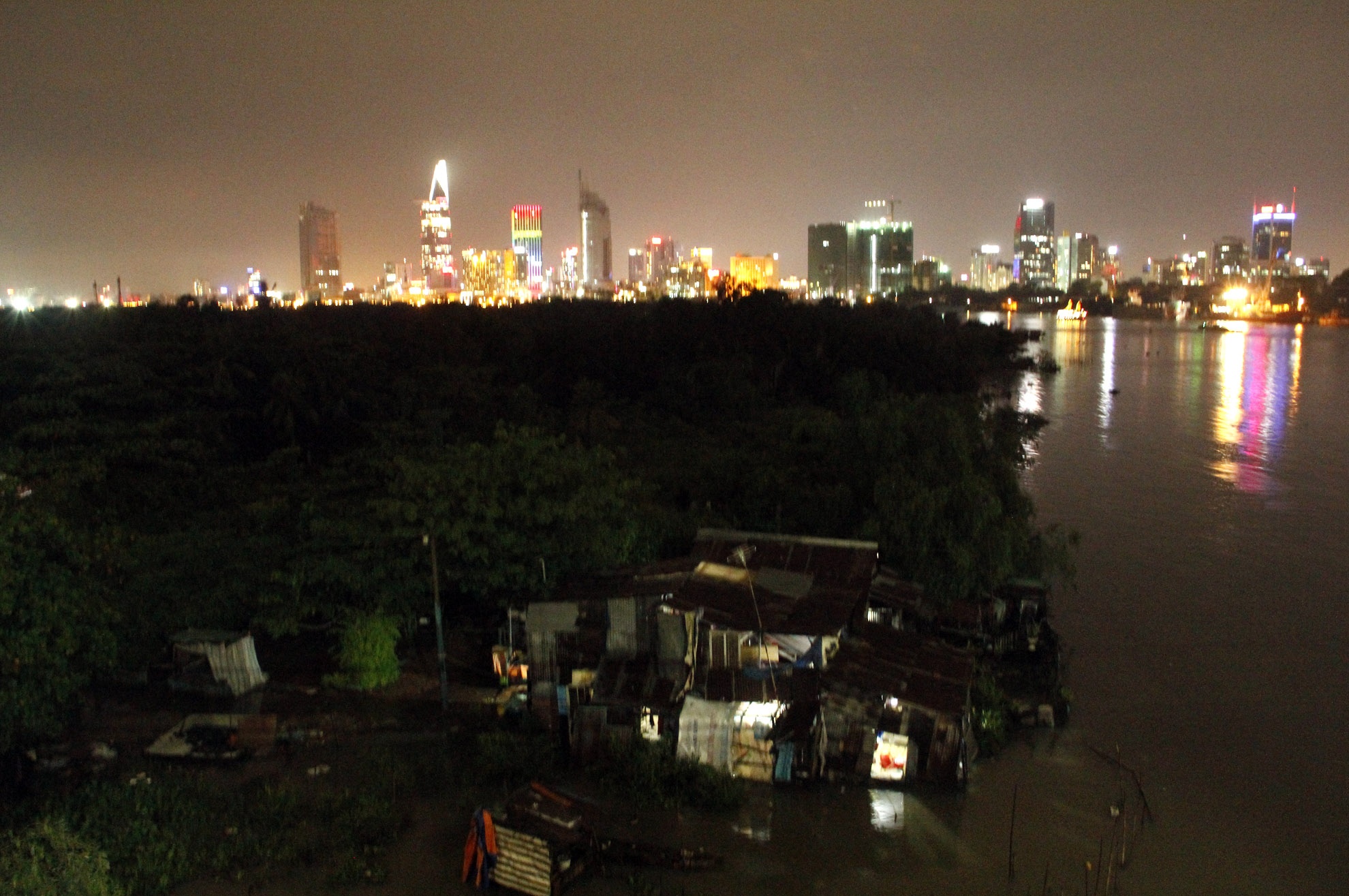 Thế những vẫn chưa ai có thể trả lời chính xác được cuộc sống và tương lai của xóm “hoang” dưới chân cầu Thủ Thiêm này sẽ đi đâu về đâu.