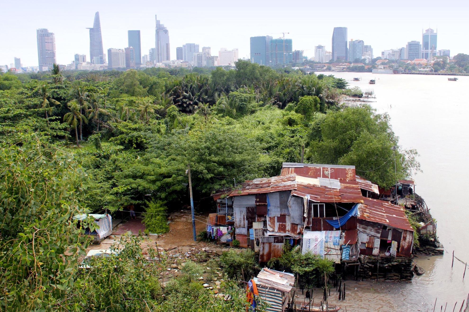 Từ cầu Thủ Thiêm nhìn về phía quận 1, dưới chân cầu là một xóm nhỏ những người dân đang cố bám trụ trước khi bị di dời để trao trả mặt bằng cho thành phố phát triển theo quy họach mới. Do khu vực bỏ hoang lâu ngày nên cây cối phát triển um tùm, lâu dần biến nơi đây thành một “khu rừng xanh” giữa lòng thành phố.