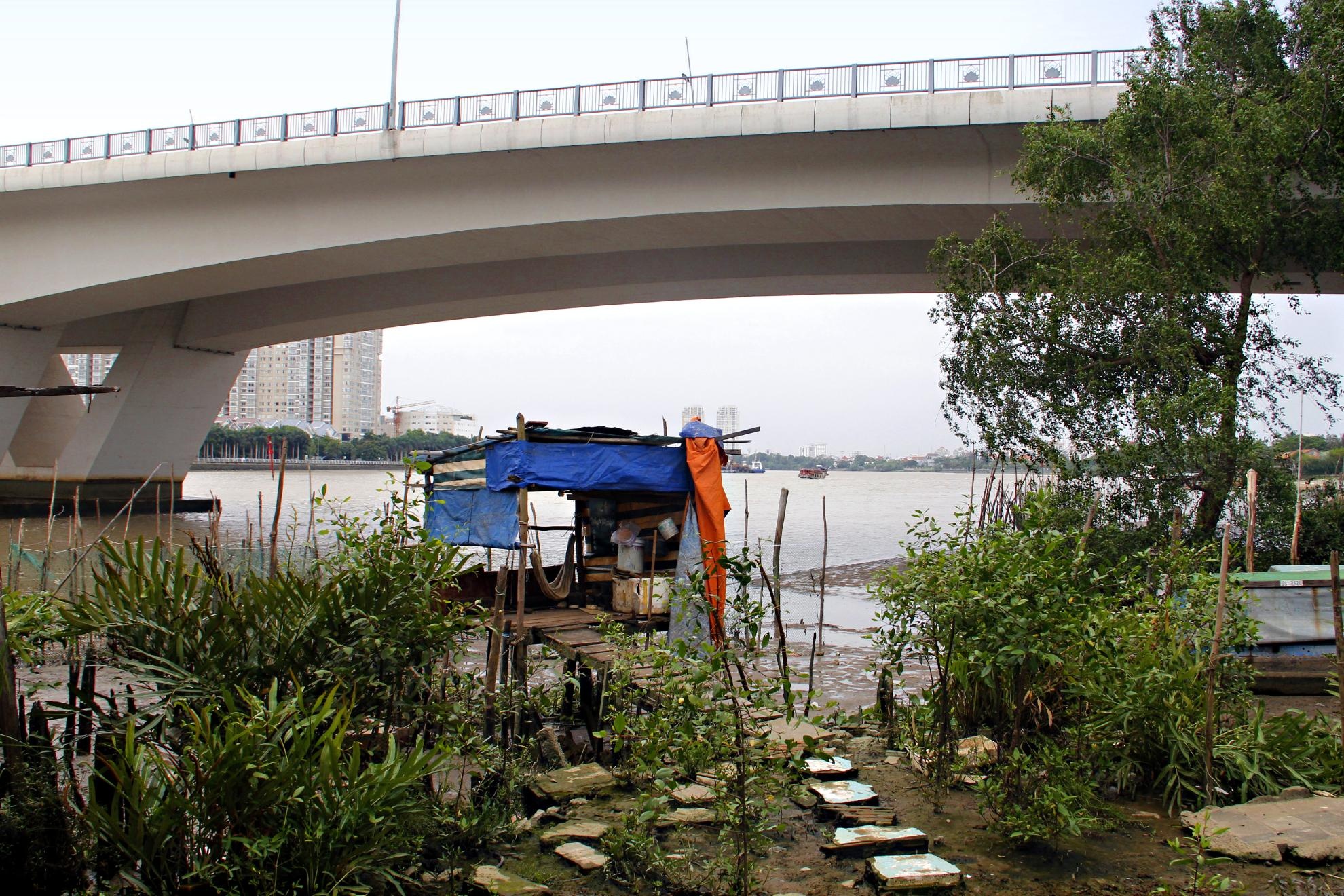 Các công trình phụ như tắm giặt vệ sinh được dựng tạm hướng ra sông, để cho thủy triều “giải quyết”.