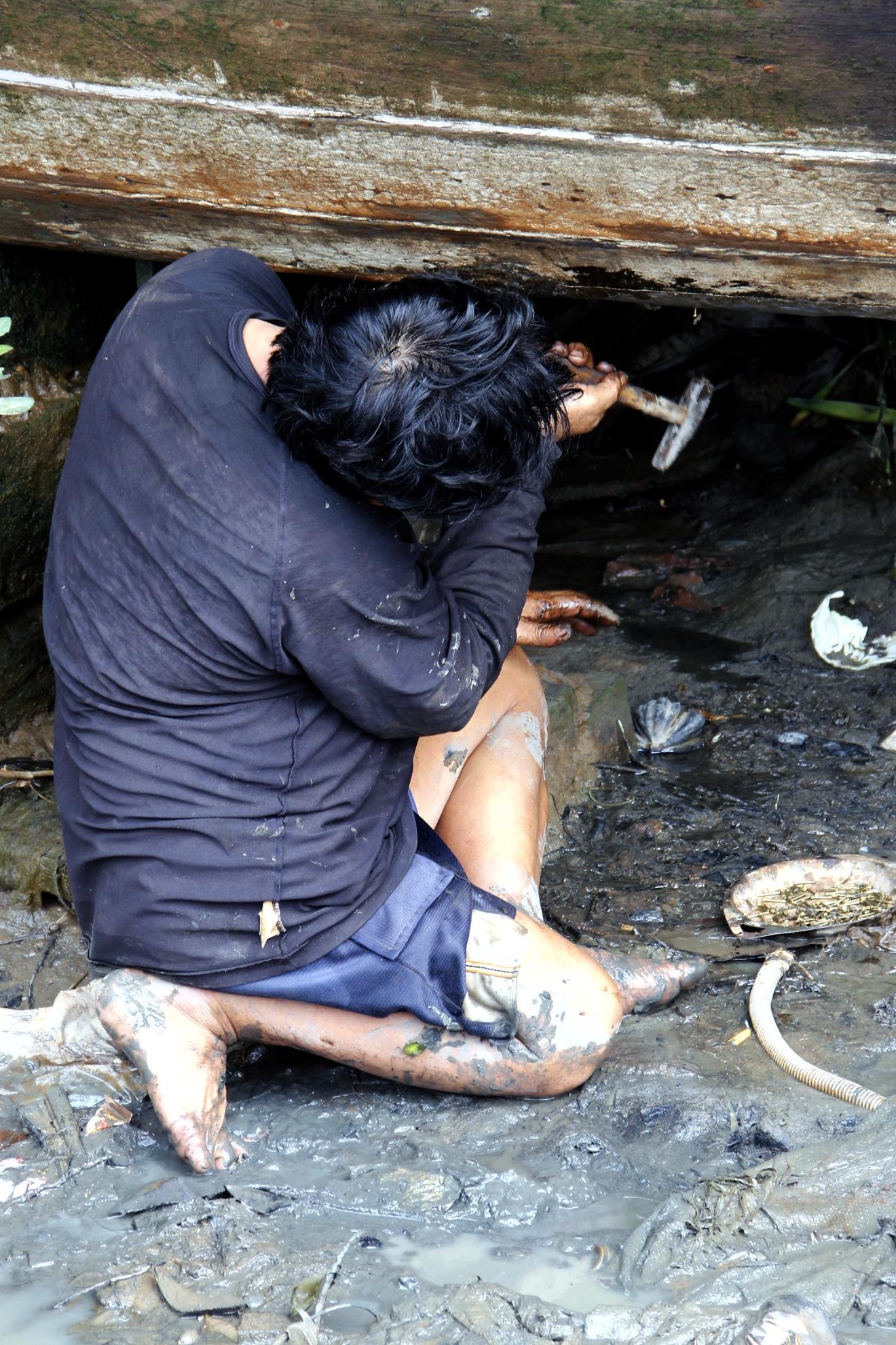 Cuộc sống hàng ngày diễn ra trong môi trường đầy dơ bẩn và mất an toàn vệ sinh. 