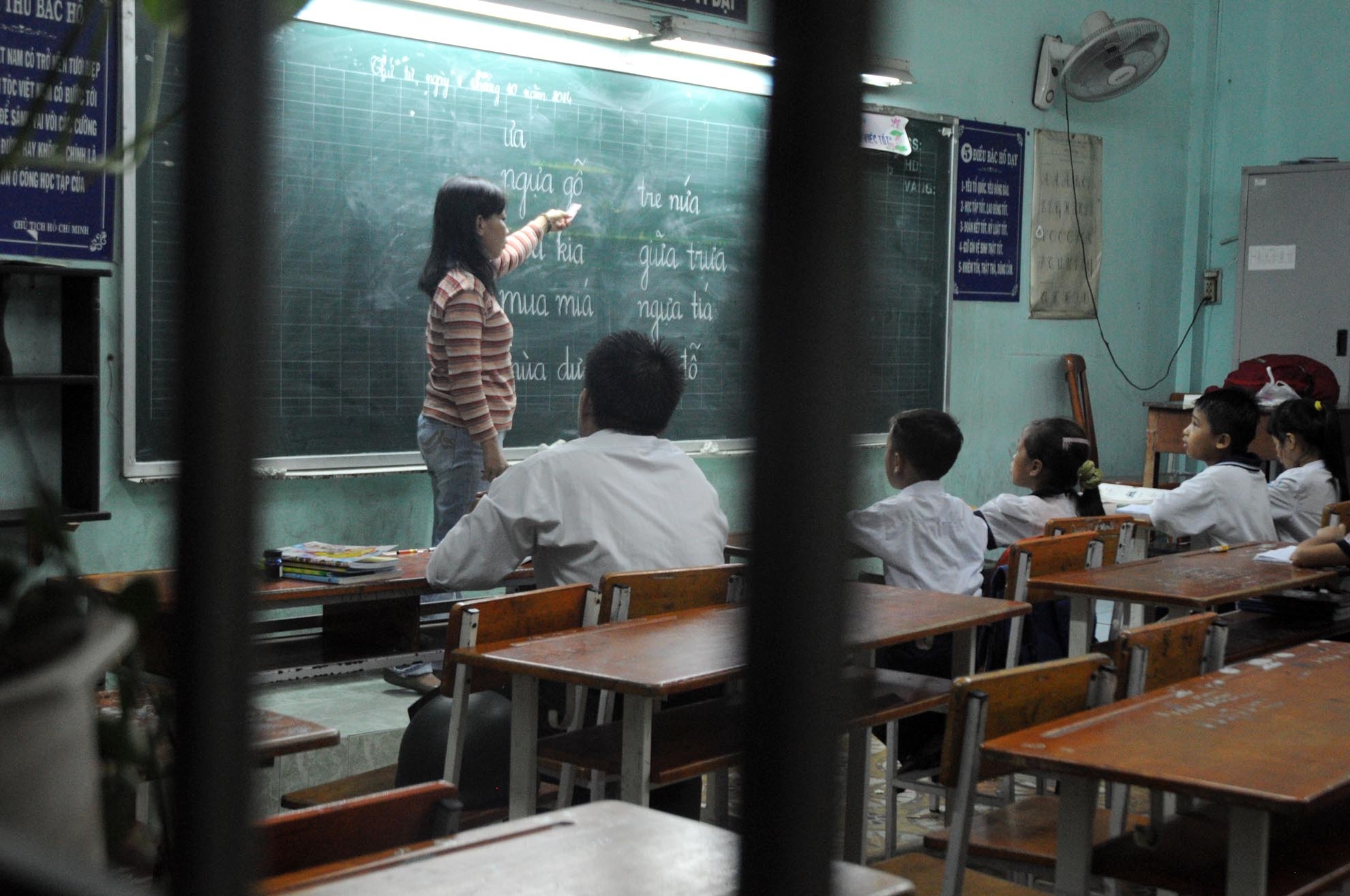 Mới đầu, khi ngồi chung với những “bạn bè” trong lớp nhỏ tuổi hơn mình khiến Hoàng Anh không khỏi ngại ngùng. 