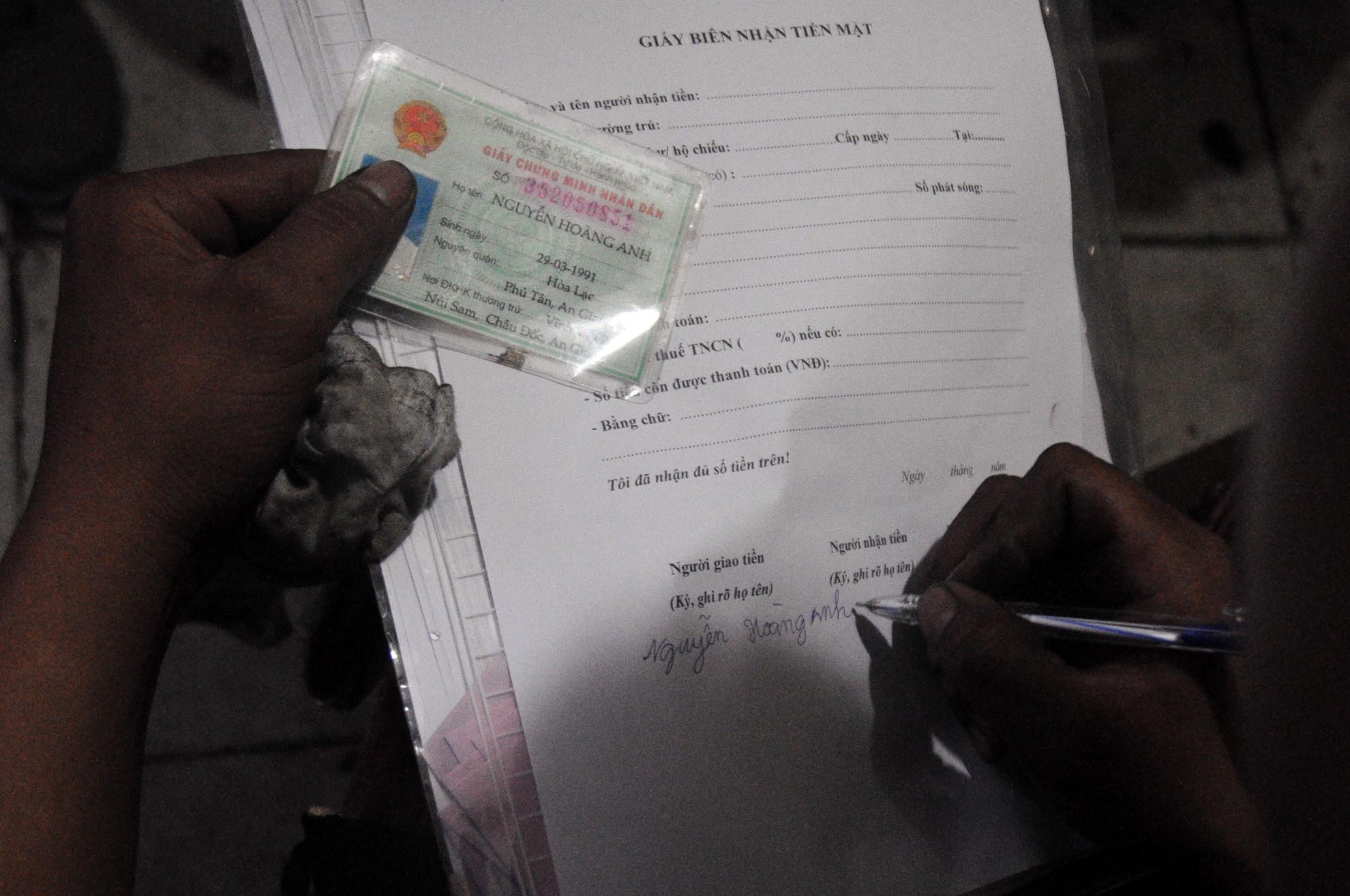 Mới theo học được mấy tuần, Hoàng Anh đã có thể tự viết tên mình. Ký nhận vào các đơn hàng mỗi lúc ông chủ đi vắng.