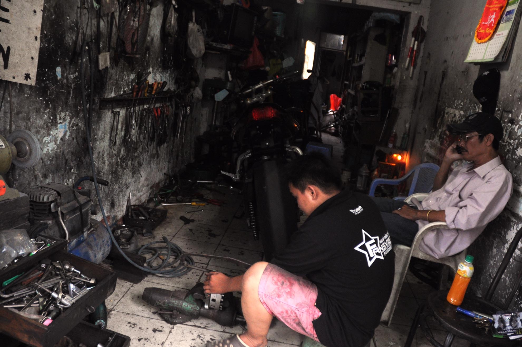 Hoàng Anh là con út trong gia đình 6 anh chị em quê ở An Giang. Mẹ mất sớm, cha làm xe ôm nên kinh tế khó khăn. 