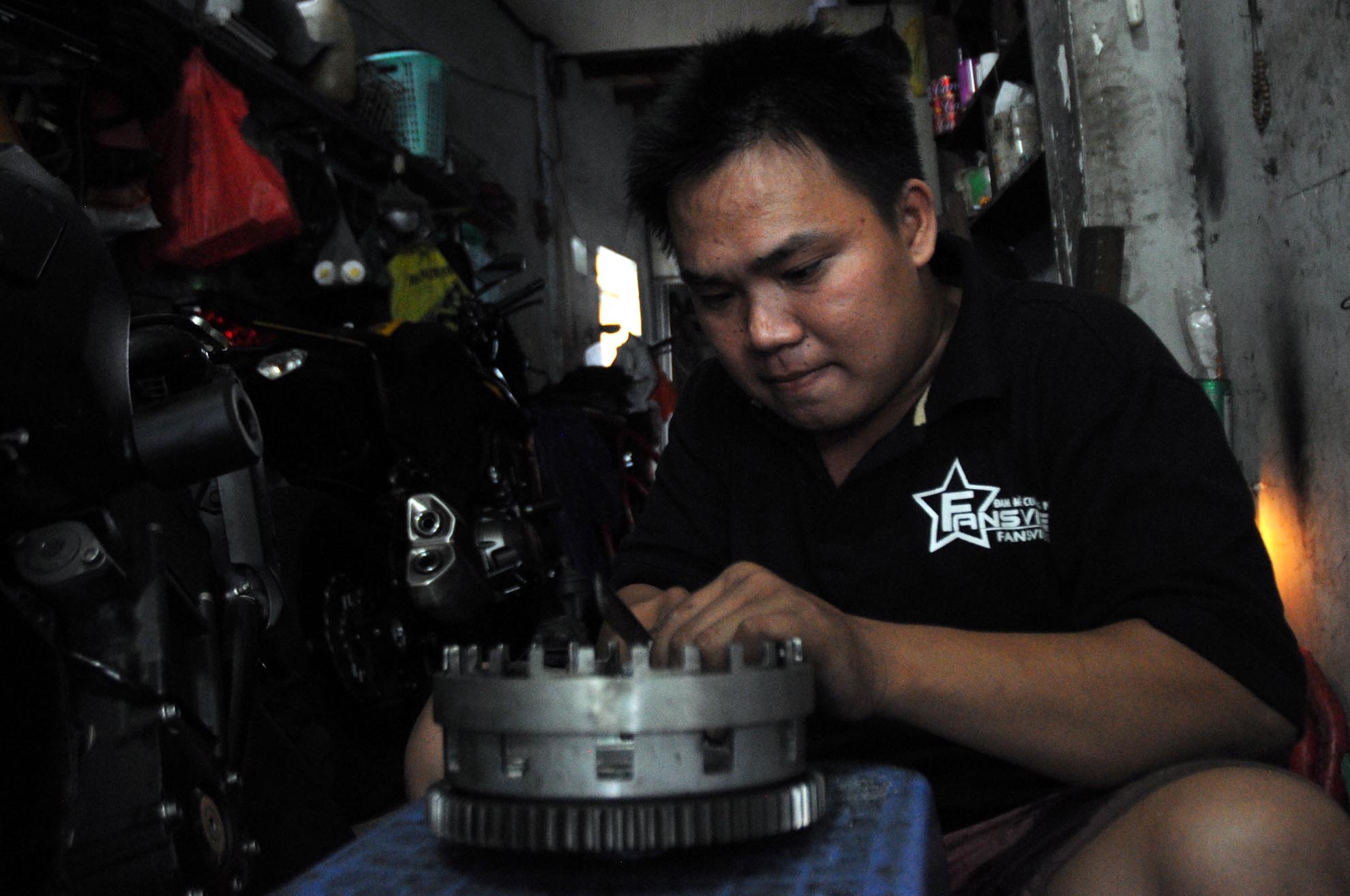 Lúc lên 6 tuổi, Hoàng Anh được gia đình đăng ký theo học lớp 1 như các bạn đồng trang lứa. Nhưng với bản tính ham chơi, nên cậu chỉ học được vài buổi rồi bỏ ngang.