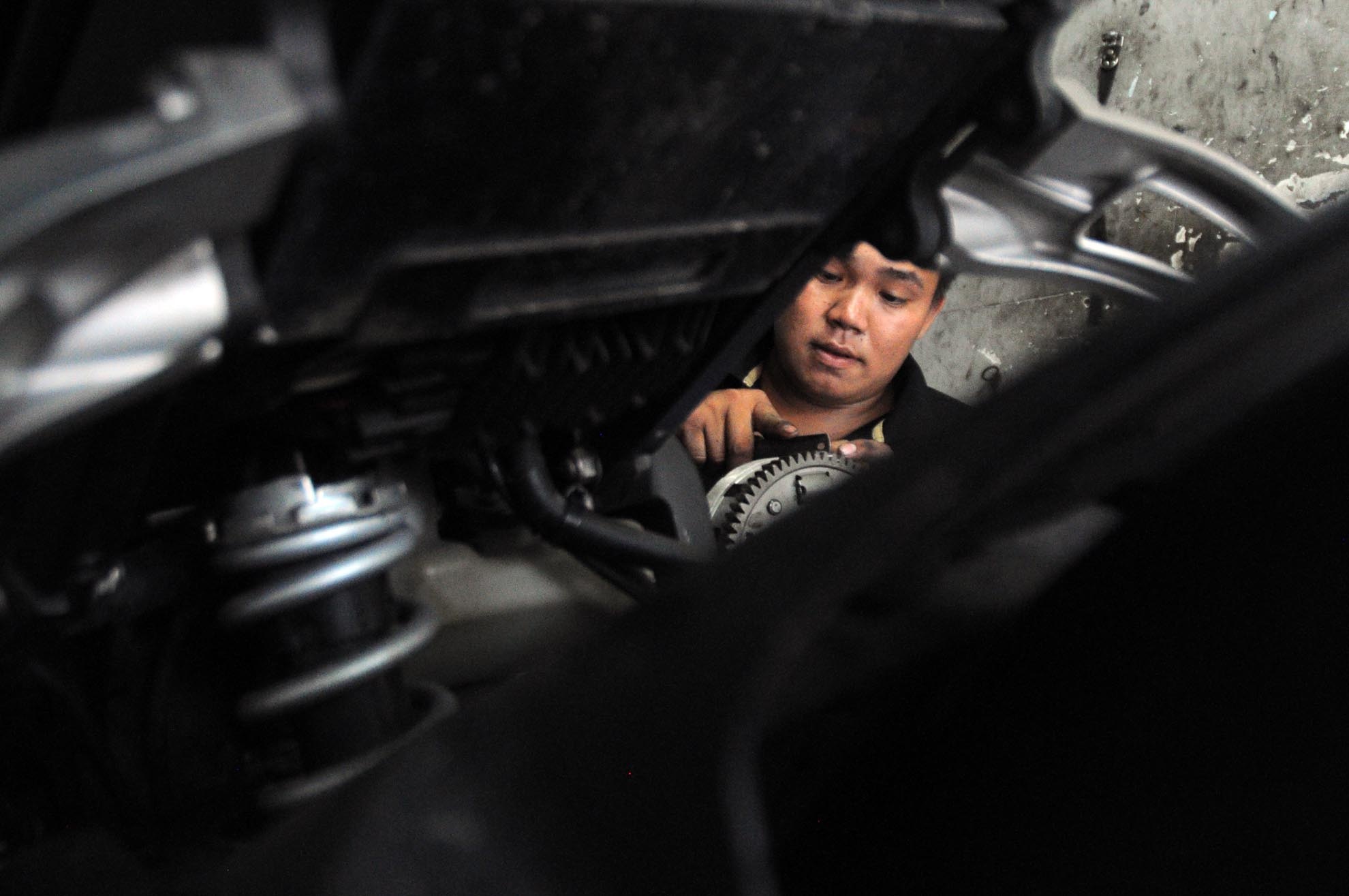 Đến năm 13 tuổi, Hoàng Anh theo cha lên TP.HCM làm thuê. Lúc đầu, cậu làm đủ thứ nghề từ chân sai vặt ở chợ Cầu Muối, đến đi phụ hồ, sửa xe máy.