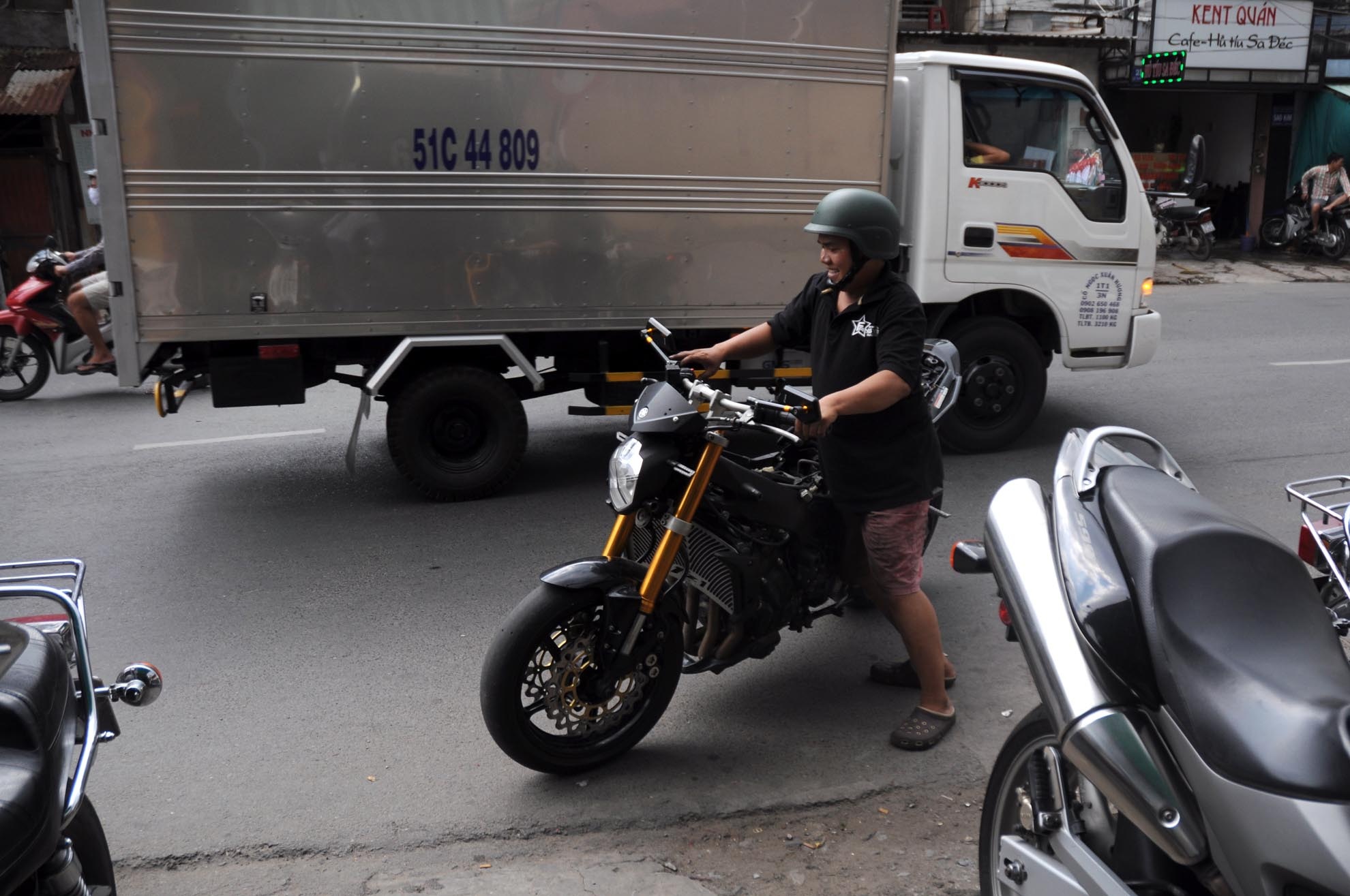 Trong một lần đang lang thang trên đường Võ Văn Kiệt, Hoàng Anh nhìn thấy những chiếc xe mô tô “khủng” trong tiệm sửa xe và bắt đầu mê mẩn từ đó. Chiều nào, cậu cũng đến cửa tiệm để nhìn ngắm cho đã mắt.