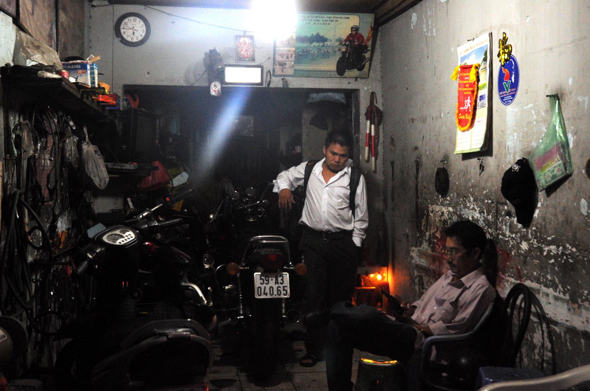 Ông chủ tiệm xe thấy cậu có niềm đam mê, nên nhận vào cho ăn ở và học việc. 