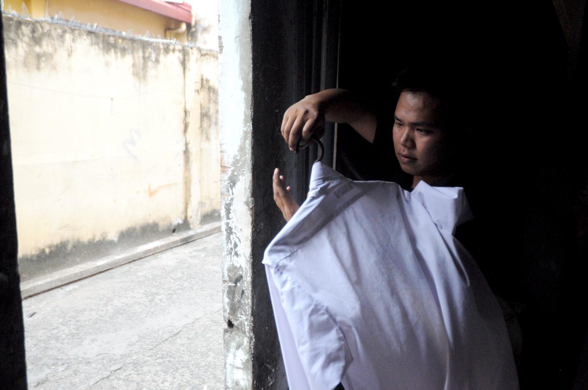 Sau khi đã có kinh nghiệm sửa xe mô tô, ông chủ giao cho cậu làm thợ chính và ngủ lại tiệm. Tuy nhiên, vì không biết chữ, nên mọi giấy tờ cậu đều phải nhờ người khác làm.