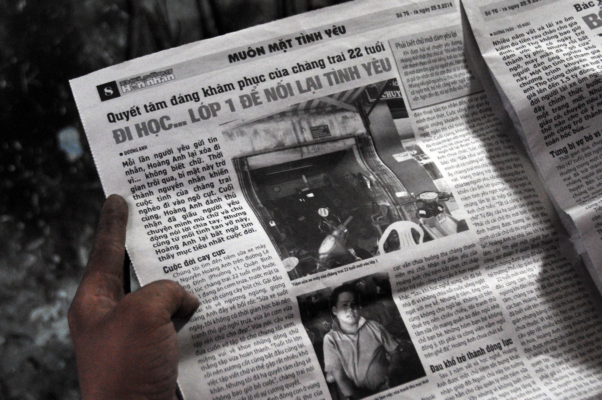 Cũng vì chuyện không biết chữ mà chuyện tình yêu của cậu đành dang dở. Mỗi lần người yêu nhắn tin, Hoàng Anh đều không đọc được nên không dám nhắn tin lại. Người yêu cho rằng không tôn trọng, nói lời chia tay.