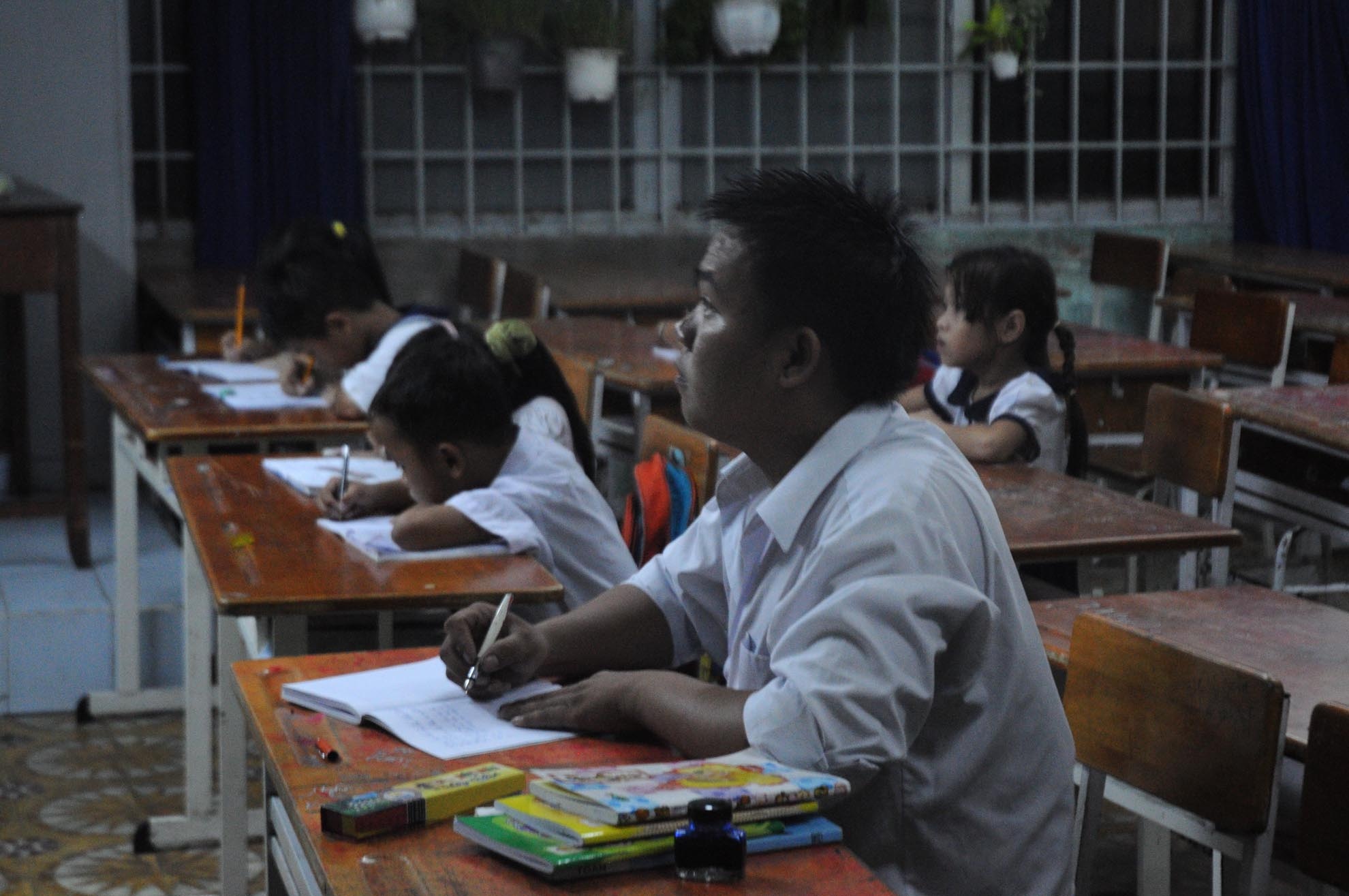 Cũng từ chuyện này, Hoàng Anh quyết định đi học trở lại. Nhờ bạn bè, cậu được giới thiệu vào trường Phổ cập giáo dục phường 12 (quận Bình Thạnh) để theo học lớp 1. ảnh 9: Ban ngày là thợ sửa xe, buổi tối từ 6g-8g Hoàng Anh lại cắp sách đến trường để học đánh vần i tờ với các bạn đồng môn 6 tuổi.