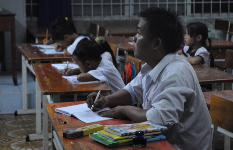 Tho sua xe 22 tuoi phong moto den truong hoc lop 1 hinh anh