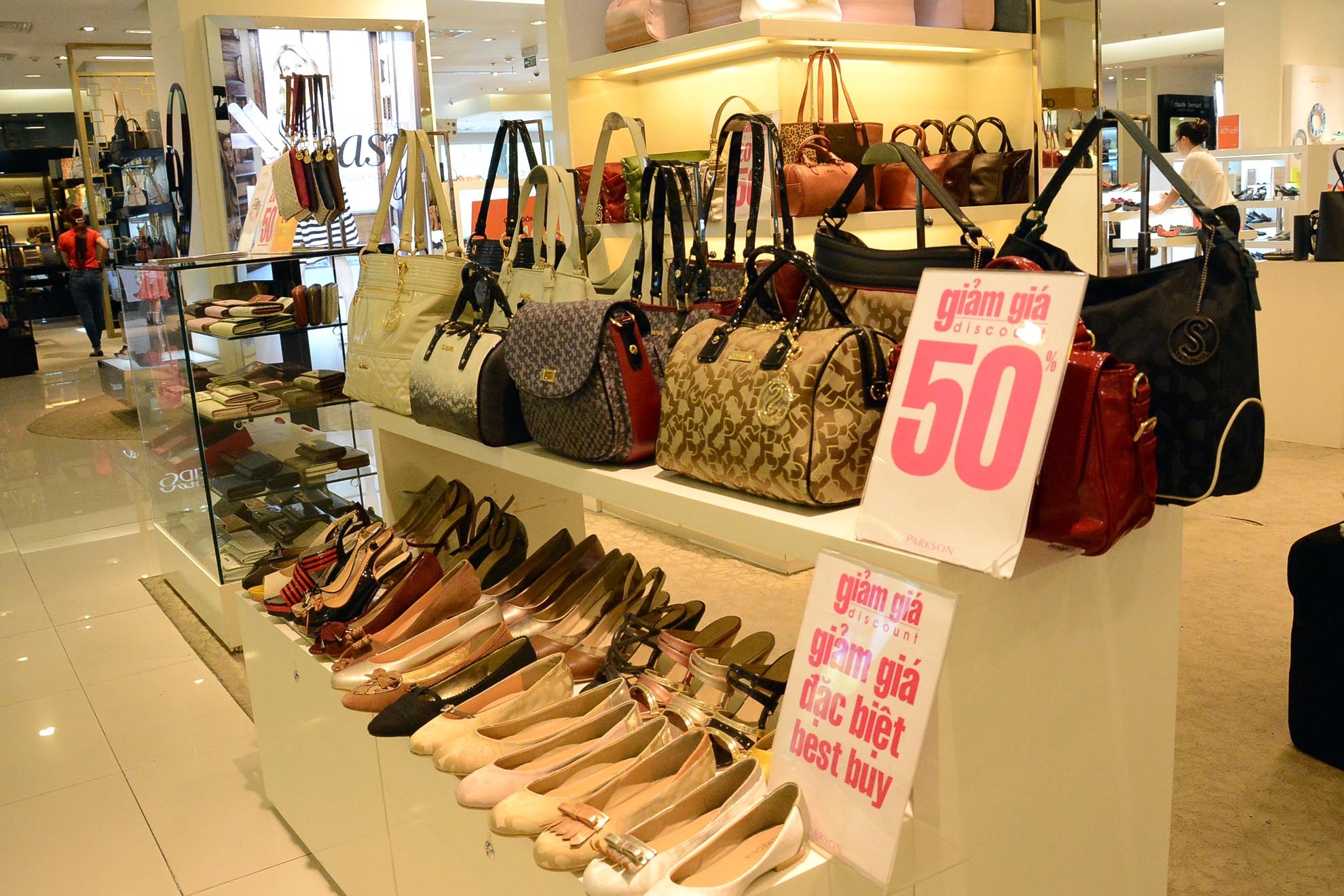 Hàng hoá dù giảm giá sâu vẫn không dụ nổi khách mở hầu bao.