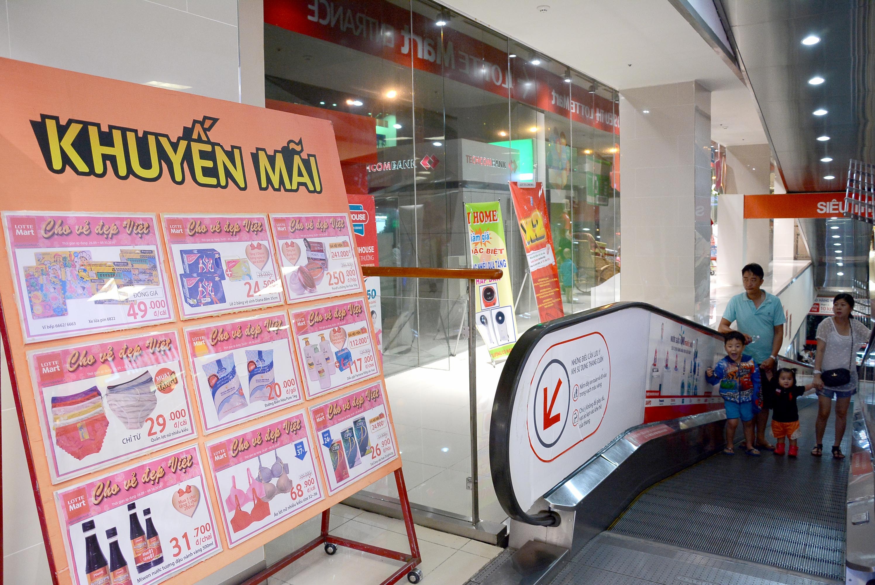 Khách hàng vẫn thắt chặt hầu bao trước hàng loạt chiêu khuyến mãi của các TTTM cao cấp. 