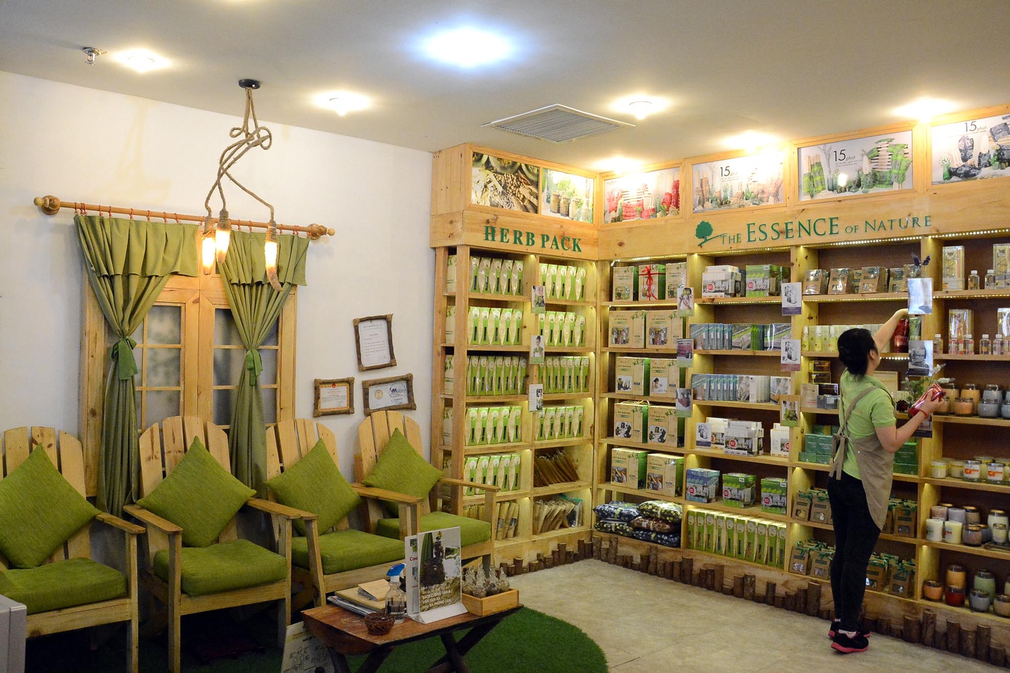 Công việc của những nhân viên bán hàng giờ đơn giản chỉ là dọn dẹp, sắp xếp lại hàng hoá và chờ...