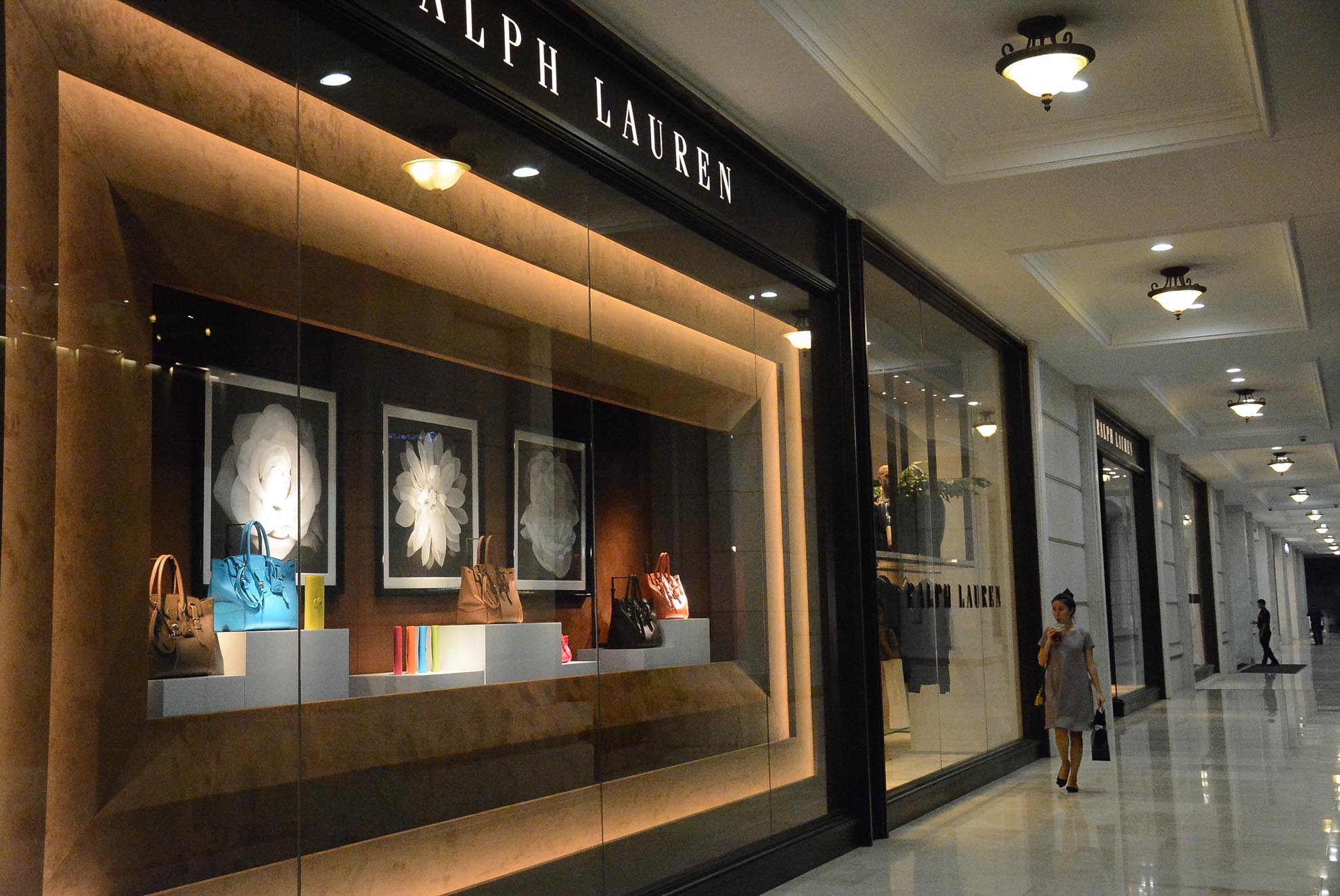 Các TTTM như Vincom, Lotte, Parkson...đều nằm ở những vị trí đắc địa- khu trung tâm Sài Gòn vốn là nơi tụ hội rất nhộn nhịp của giới trẻ vào buổi tối nhưng giờ vắng vẻ, đìu hiu một cách bất thường.