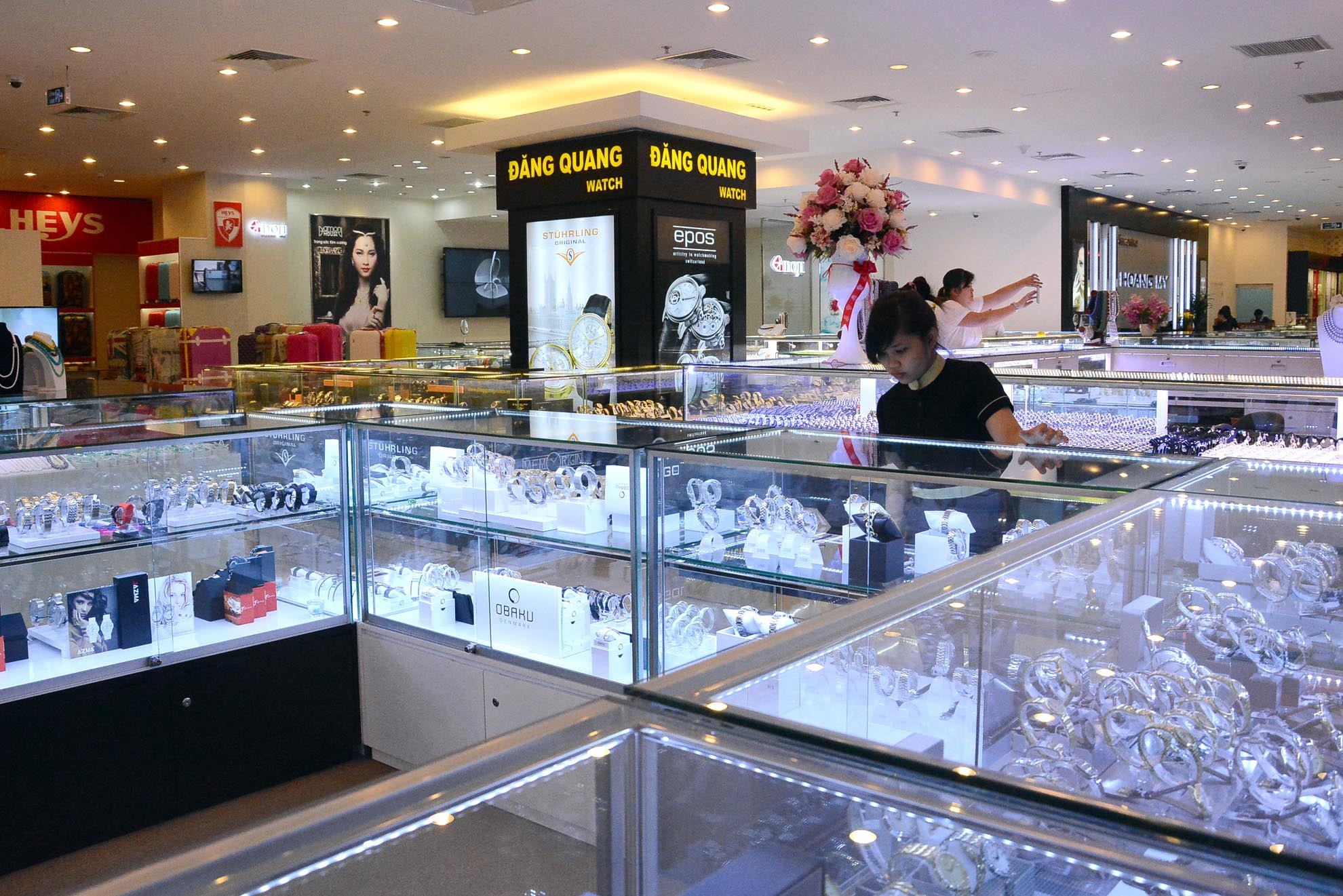 Những gian hàng bán hàng hoá cao cấp như nữ trang, mỹ phẩm đắt tiền lại càng thêm ế ẩm