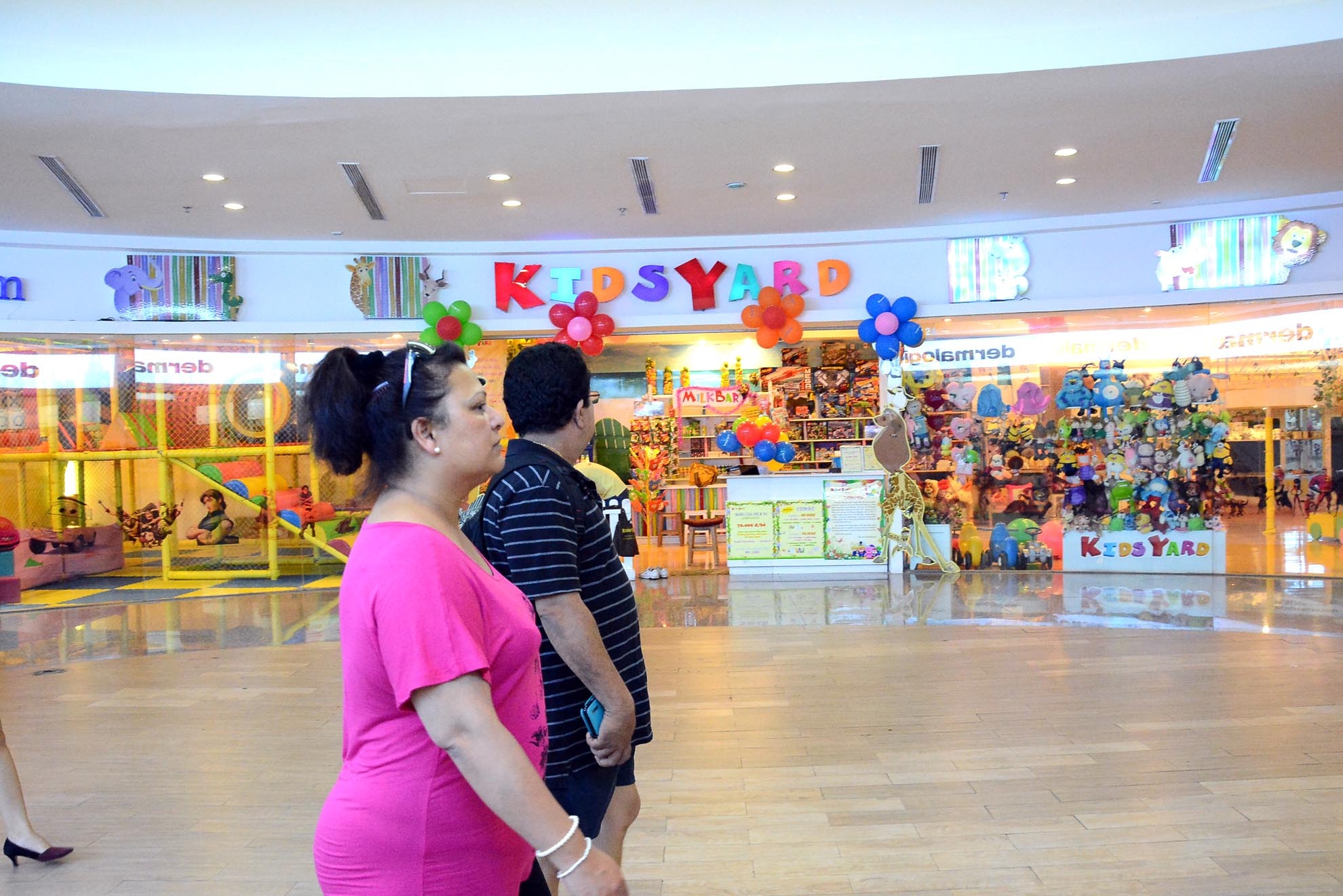 Khách du lịch nước ngoài vốn là đối tượng khách hàng được các TTTM cao cấp nhắm đến giờ cũng rất ít ghé. Thi thoảng một vài vị khách lướt qua những hành lang vắng vẻ.