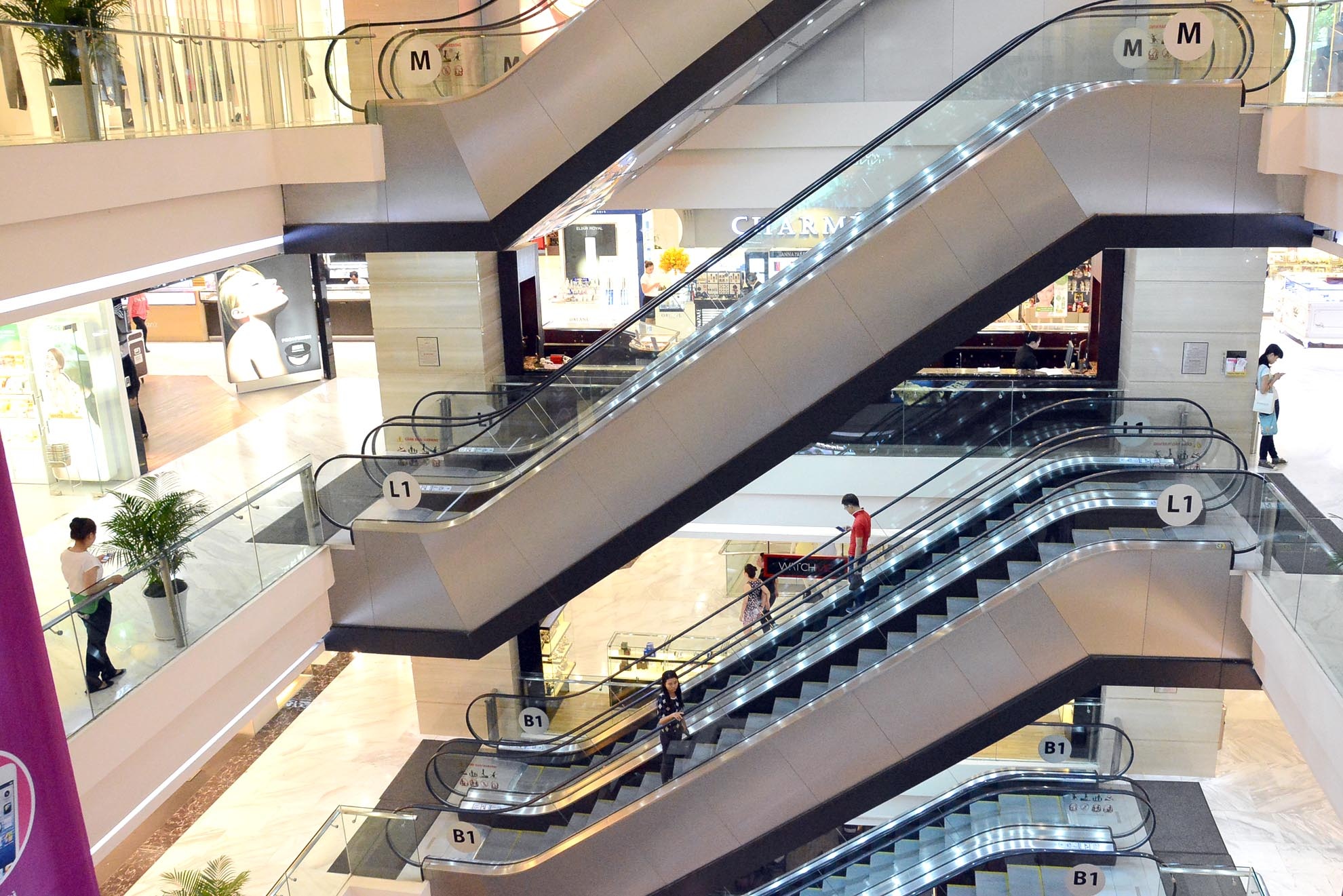 Những chiếc thang máy vận hành hết sức tốn kém chỉ phục vụ cho đôi ba vị khách an nhàn.