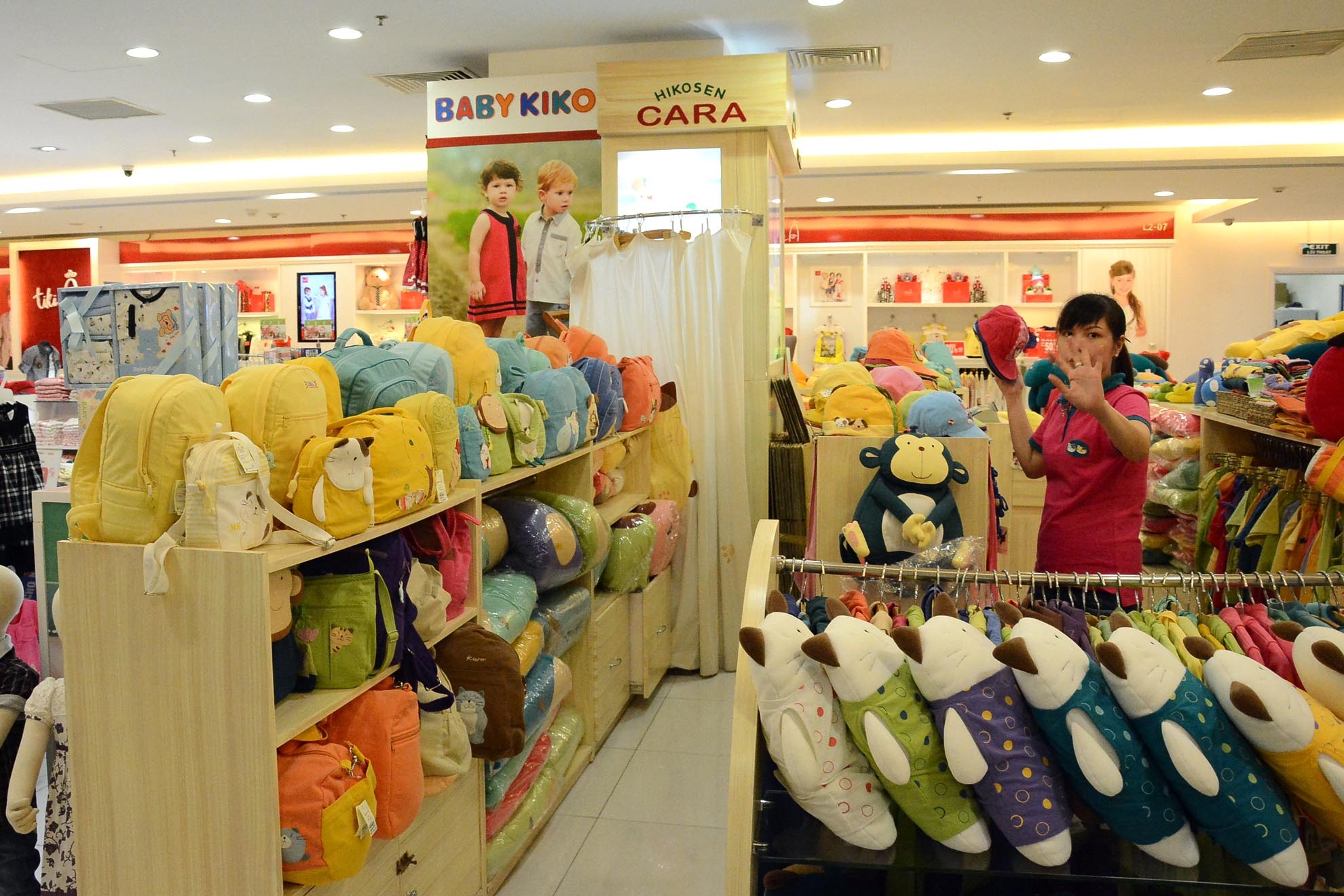 Nhân viên một gian hàng xua tay đuổi người chụp ảnh vì chưa bán mở hàng dù đã gần đến trưa.