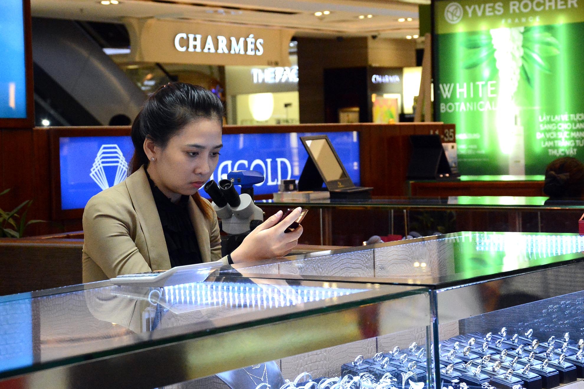 Không có khách, các nhân viên giết thời gian bằng mọi cách như chơi game, cập nhật FB...