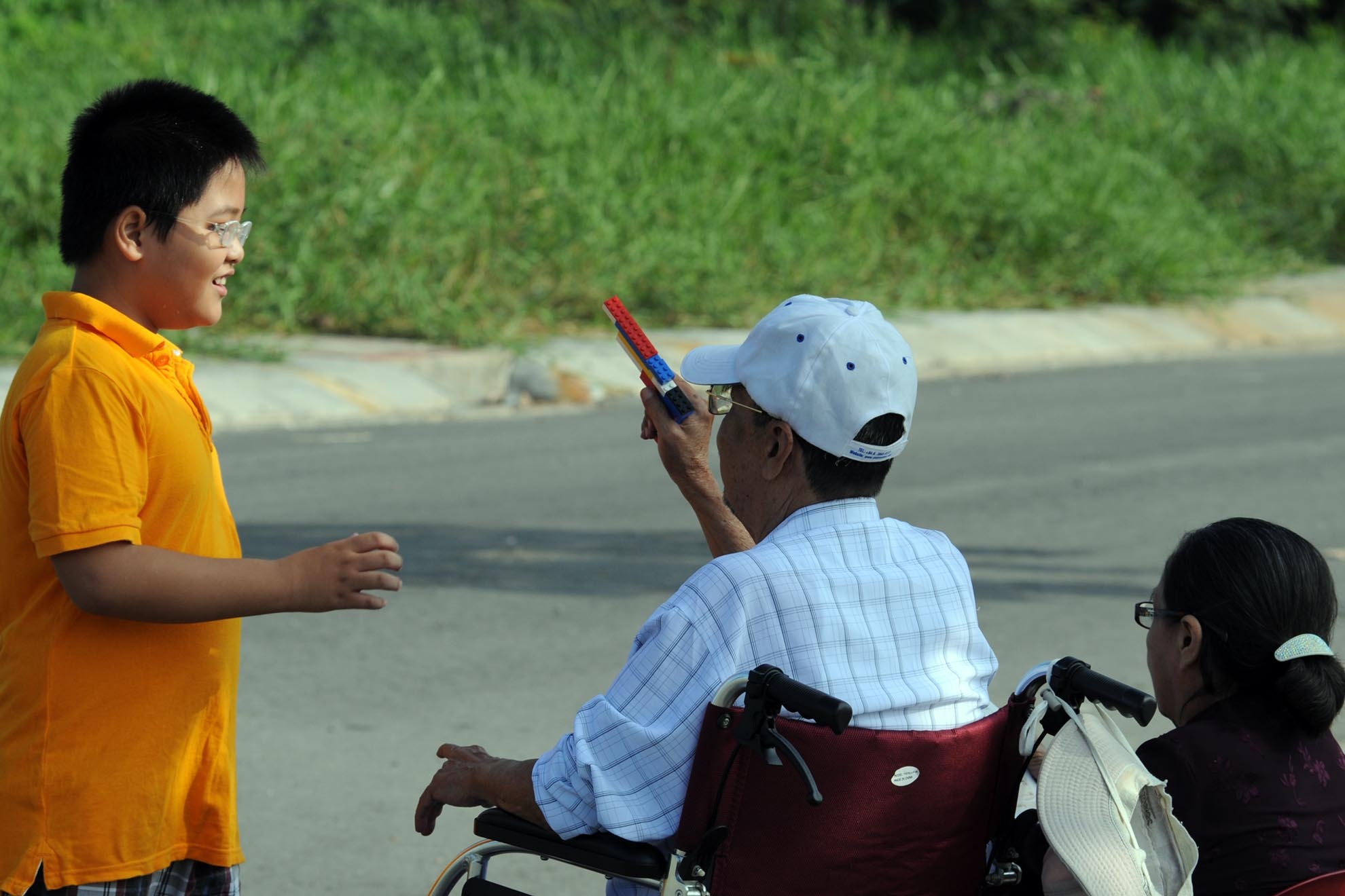 Sáng sớm, ông thường cùng vợ mình cũng từng là một nữ chiến sĩ cách mạng và cháu nội đi dạo gần nhà cho khuây khỏa.