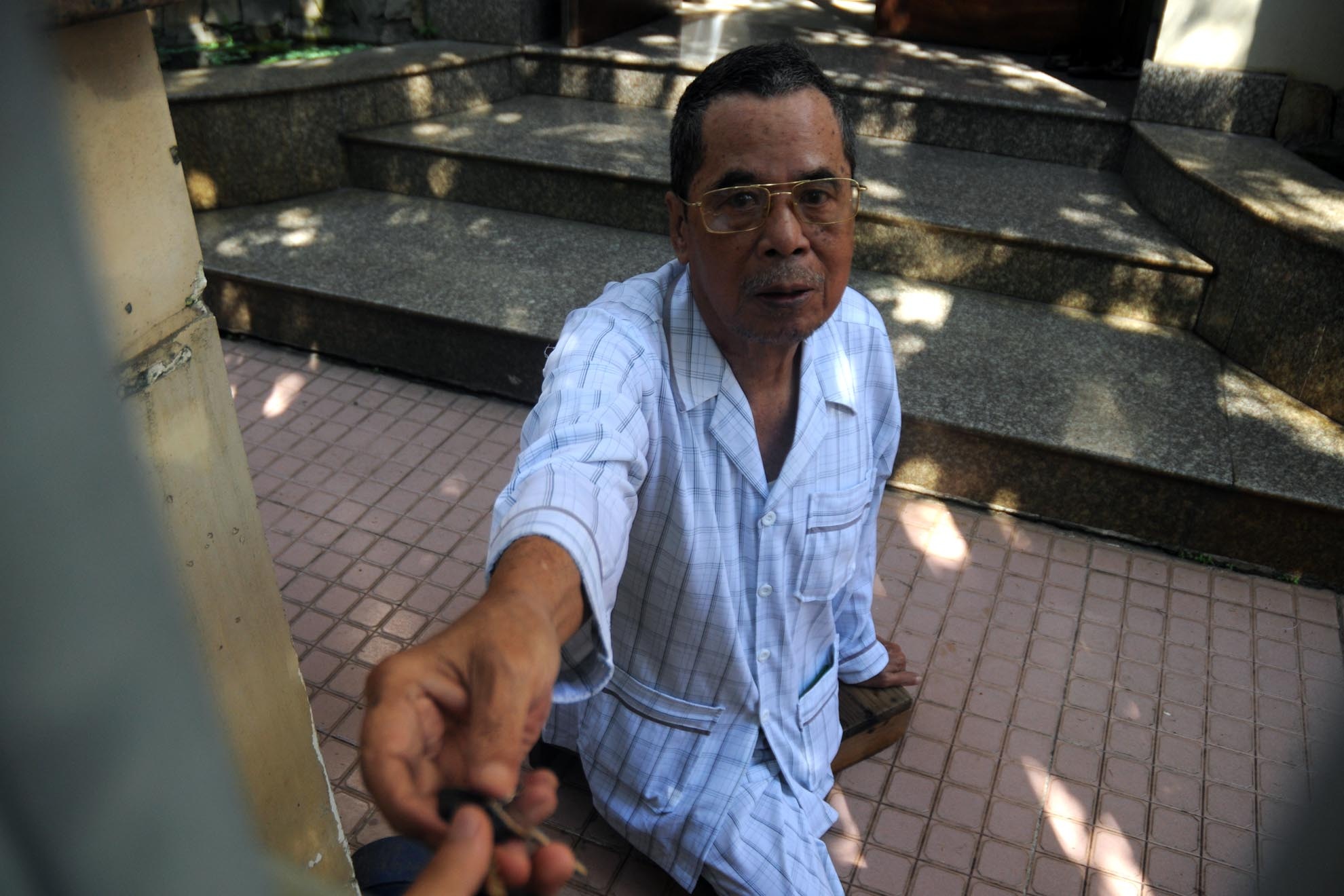 Ngôi nhà của Thiếu tá tình báo Nguyễn Văn Thương (76 tuổi) nằm sâu trong con hẻm nhỏ trên đường Bình Lợi ( phường 13, quận Bình Thạnh). 